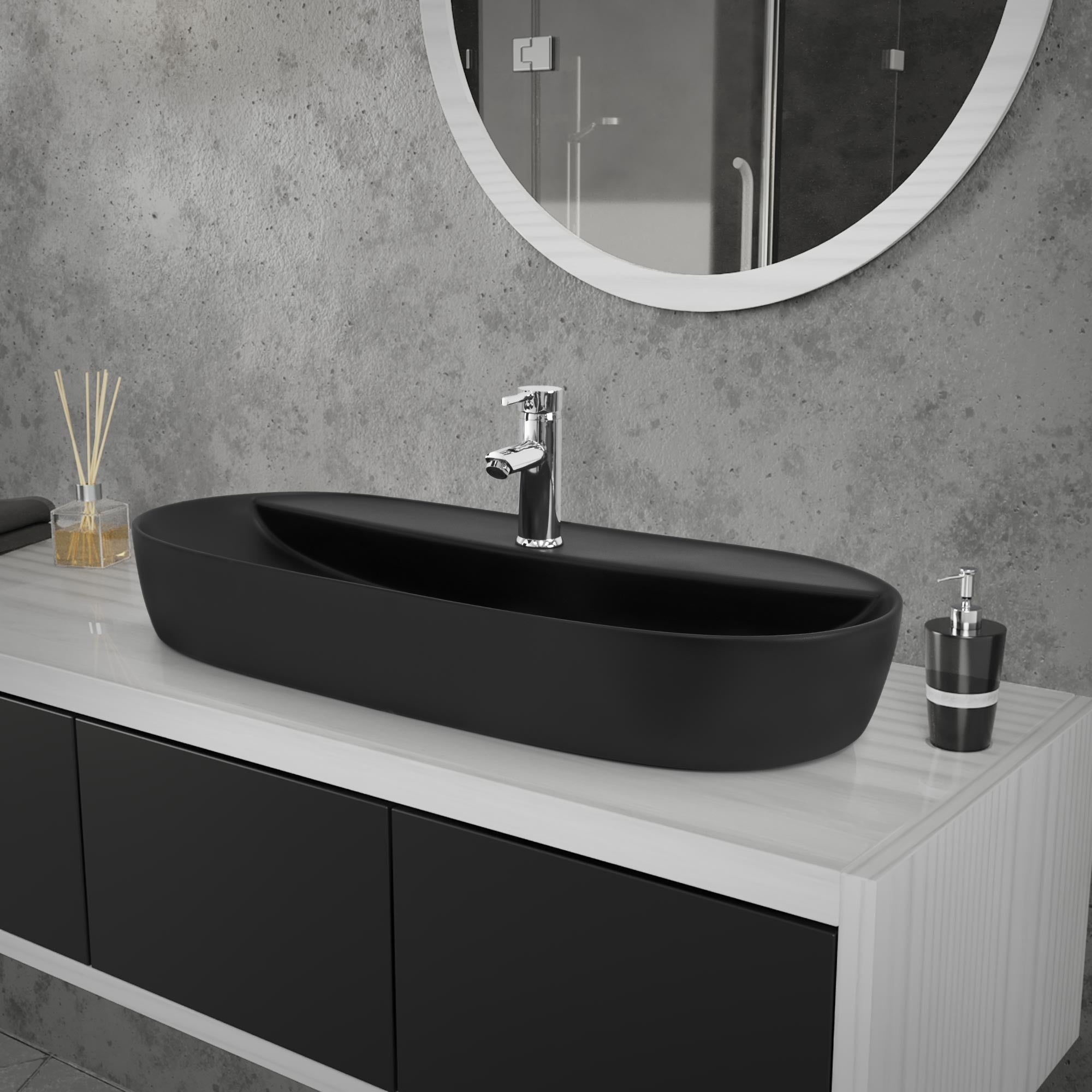 Lavabo negro, alargado, sobre un mueble blanco con espejo.