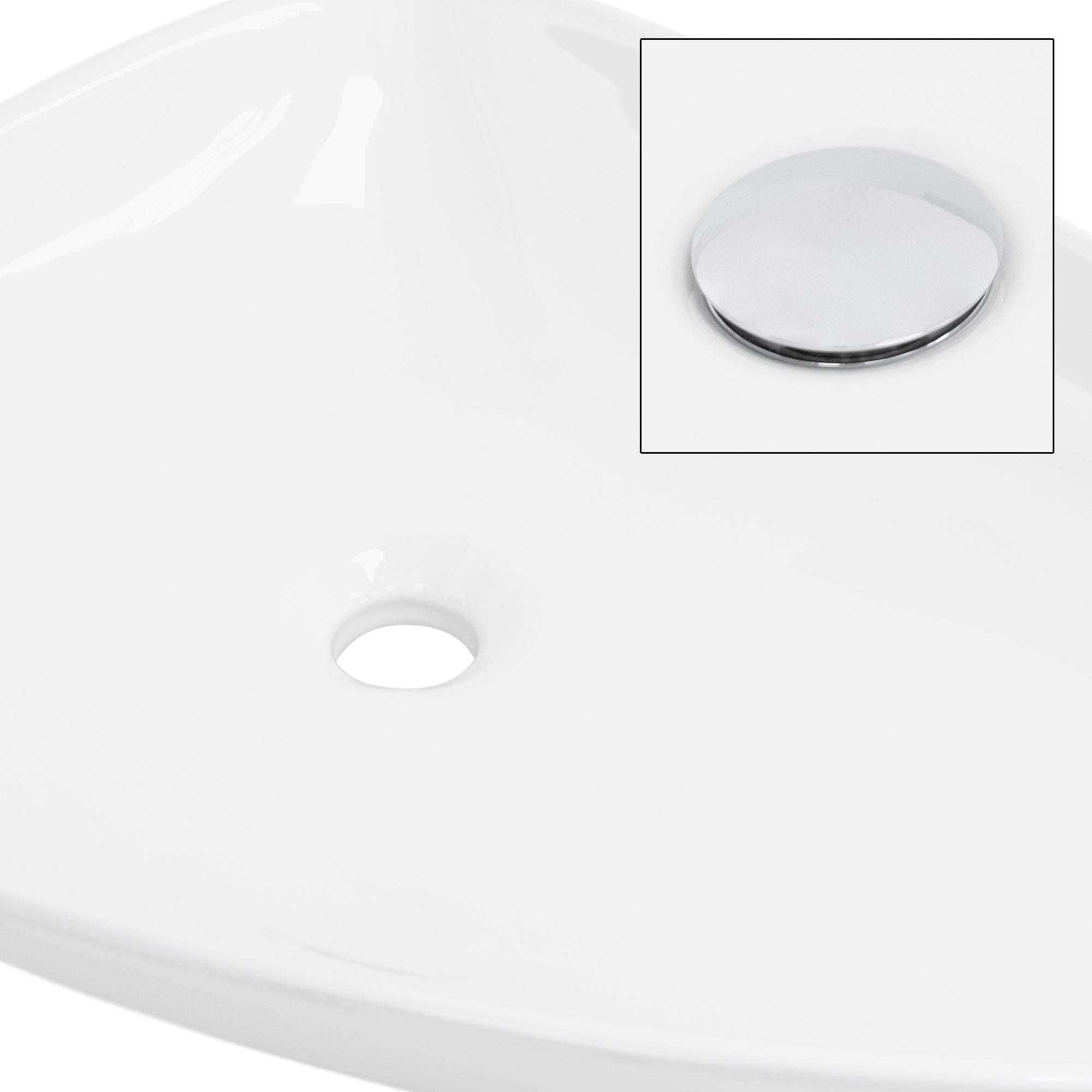 Close-up van een witte wastafel met een verchroomde afvoerplug.