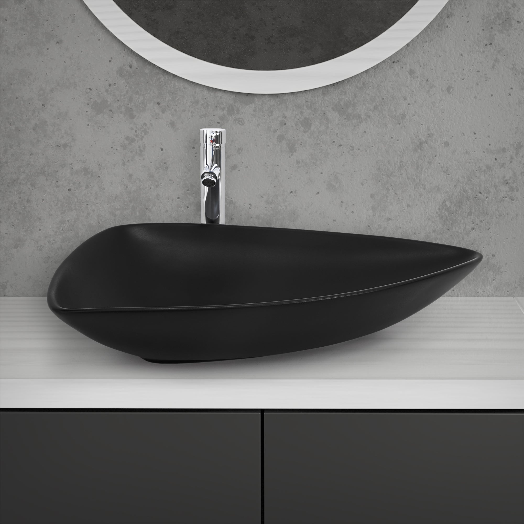 Schwarze, ovale Waschschüssel auf einem weißen Tisch.