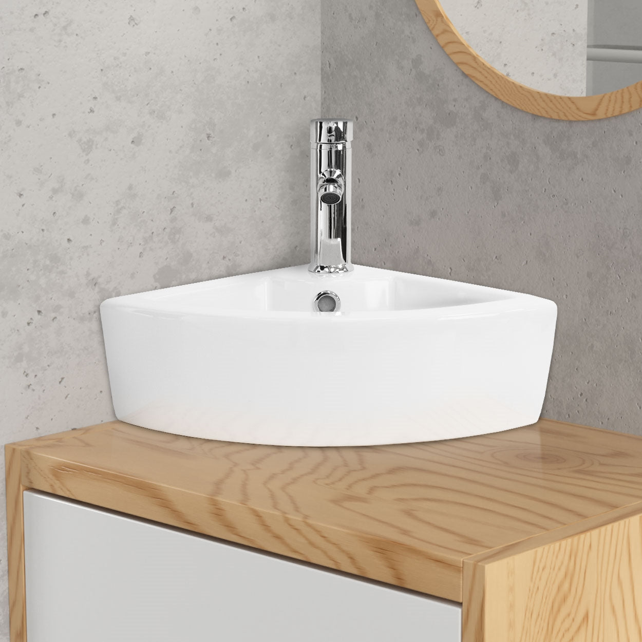 Eckwaschbecken auf einem Holzregal mit runder Wandspiegel im Hintergrund.