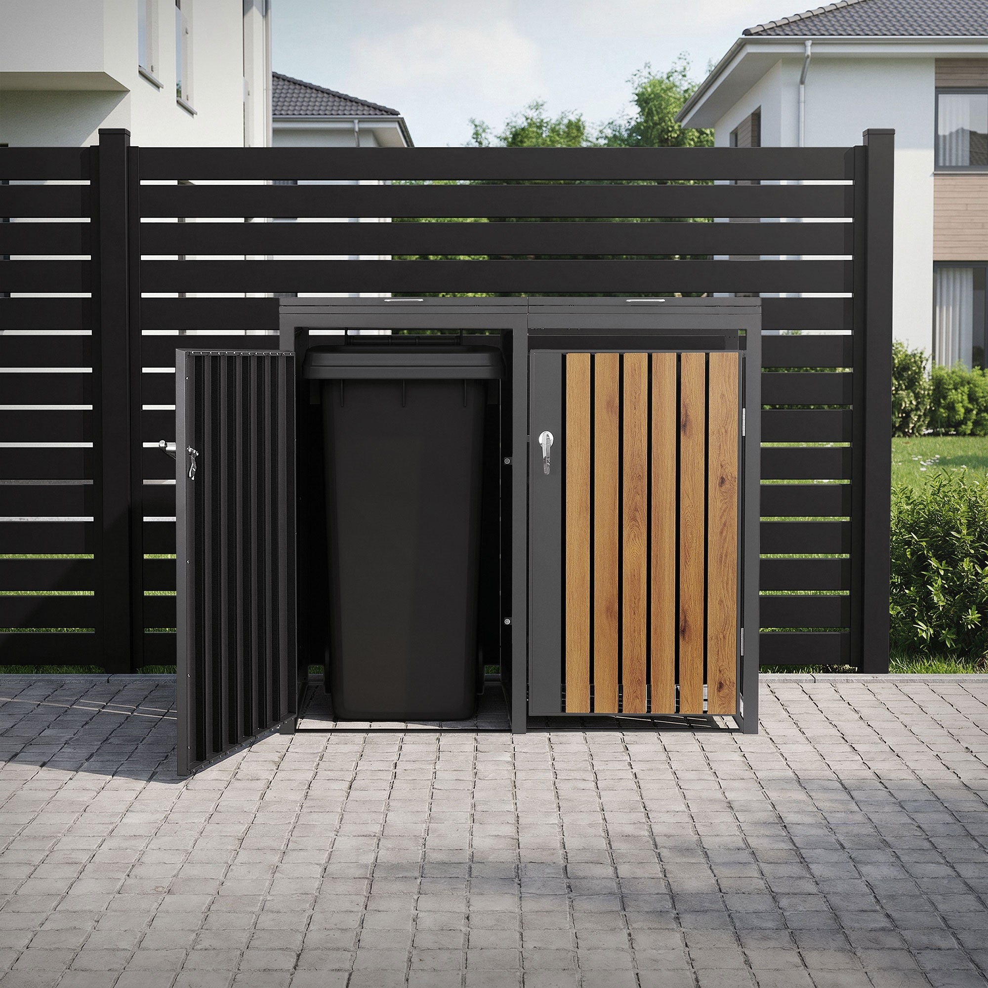 Contenitore per rifiuti con contenitore nero e rivestimento in legno, davanti a una recinzione.
