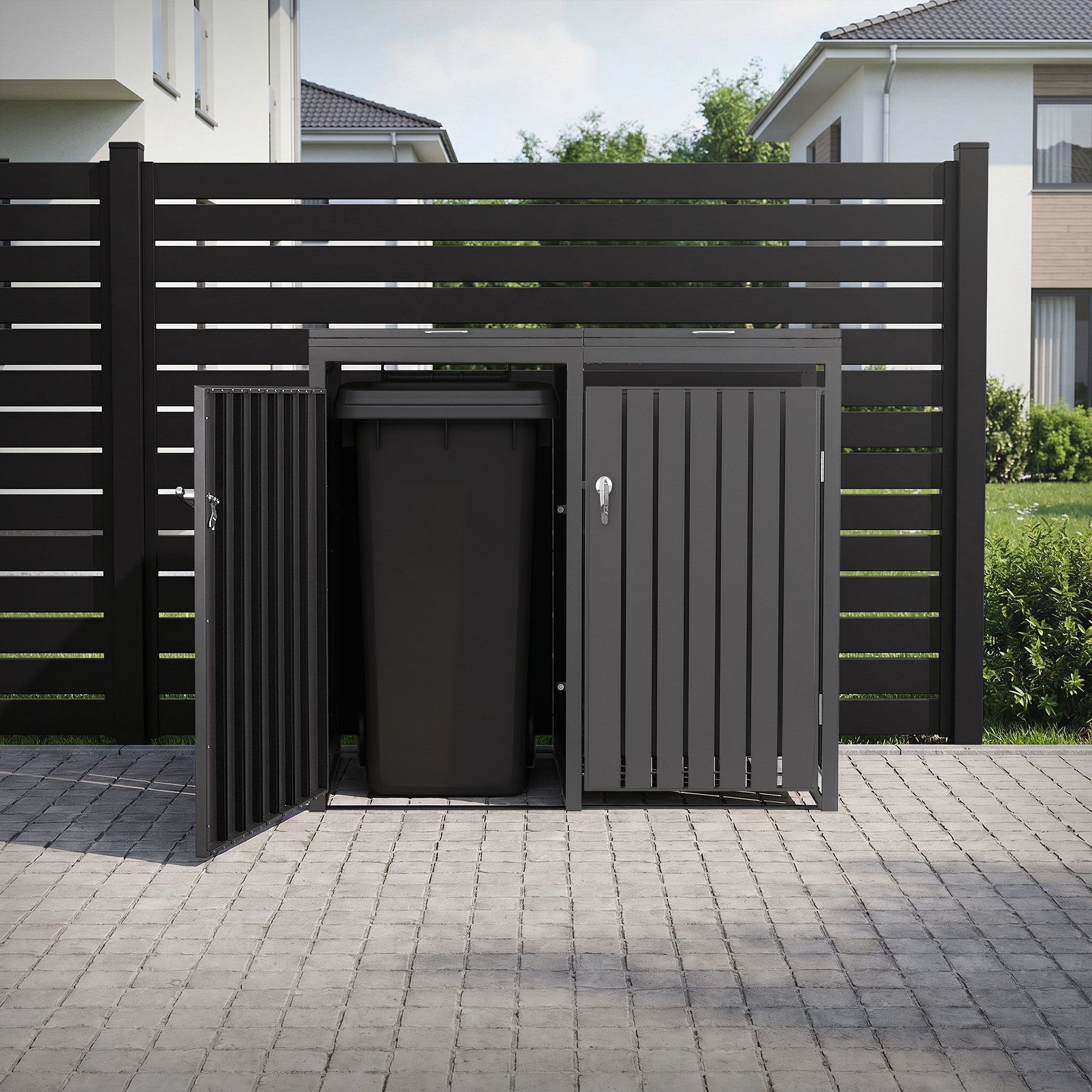 Schwarze Mülltonne in einem geschlossenen Holzschrank im Garten.