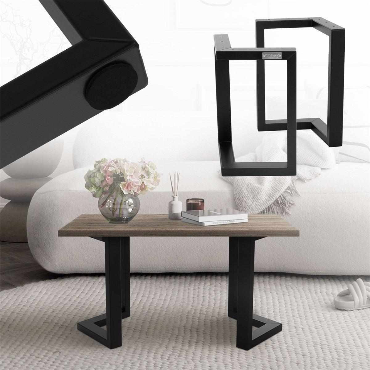 Un tavolo con piano in legno e struttura nera, con un divano chiaro sullo sfondo.