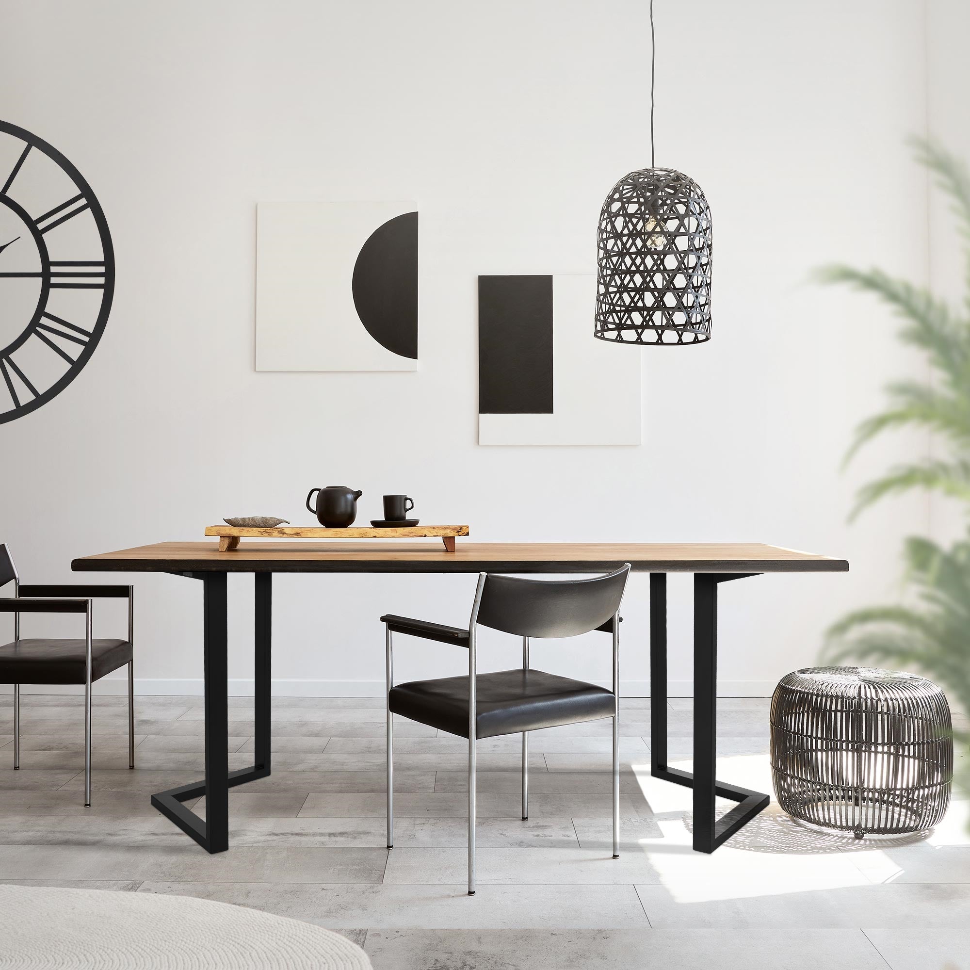 Et moderne spiseområde med et bord, stole og dekorative vægmalerier.