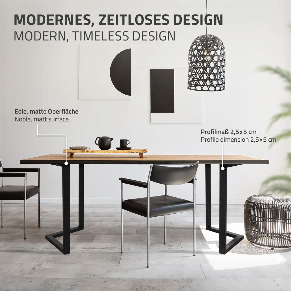 Un tavolo con piano in legno, struttura nera ed elementi decorativi.
