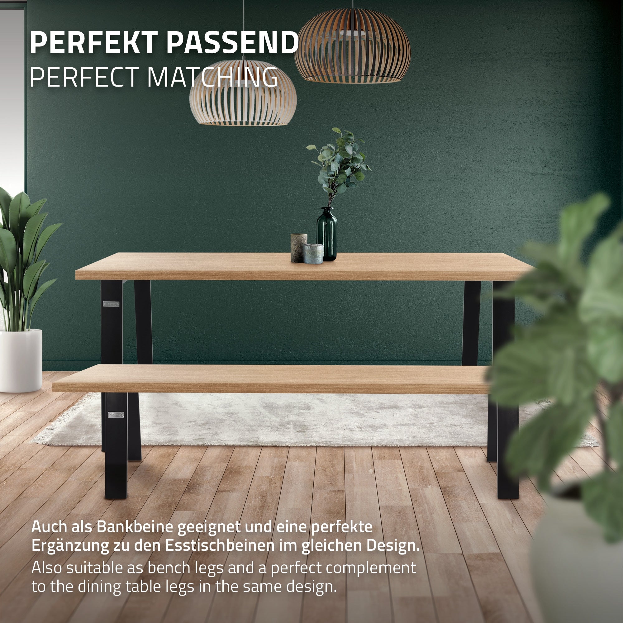 Træbord med sorte metalben og en plante på bordet foran grøn baggrund.