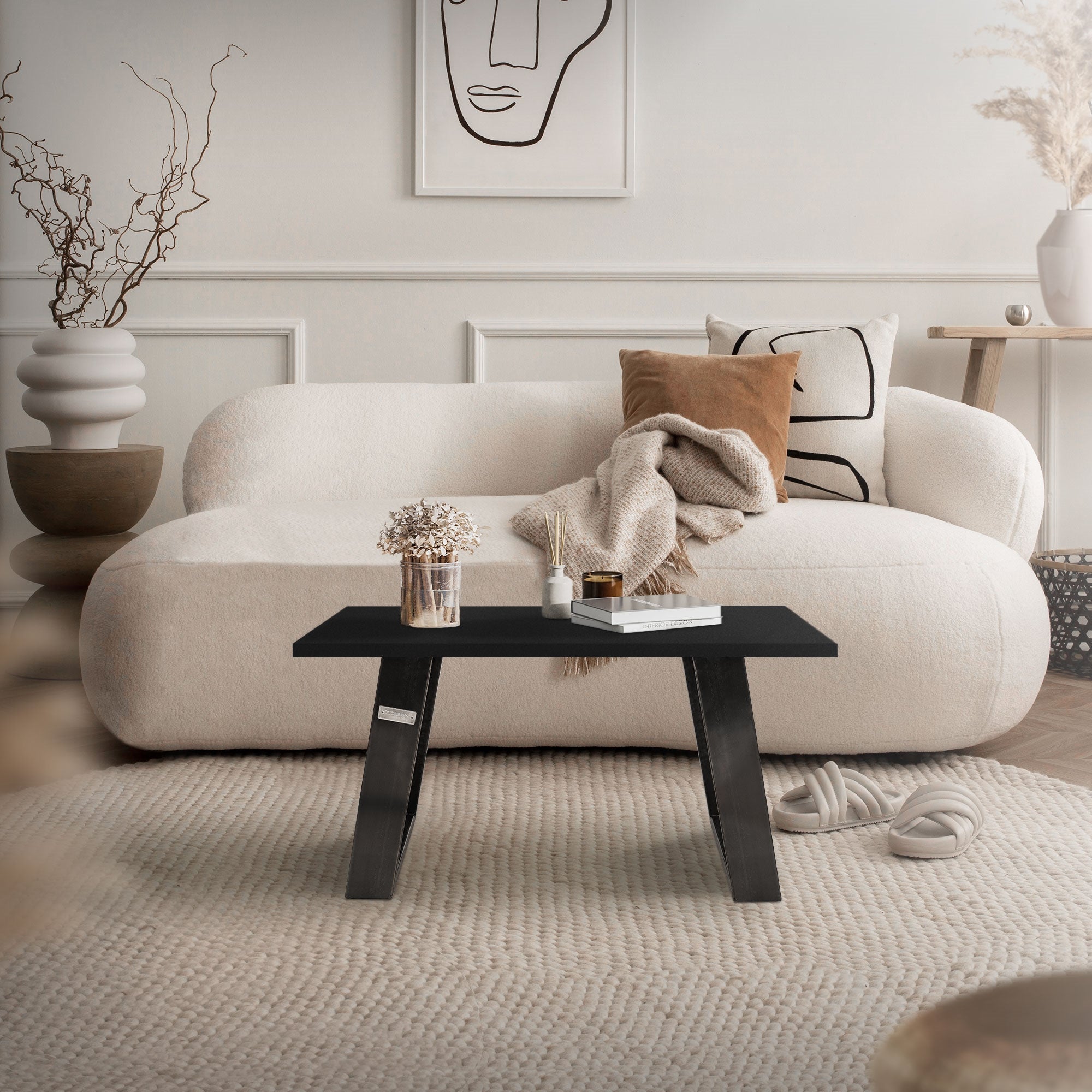 Ein moderner Wohnraum mit einem Sofa und einem Tisch.