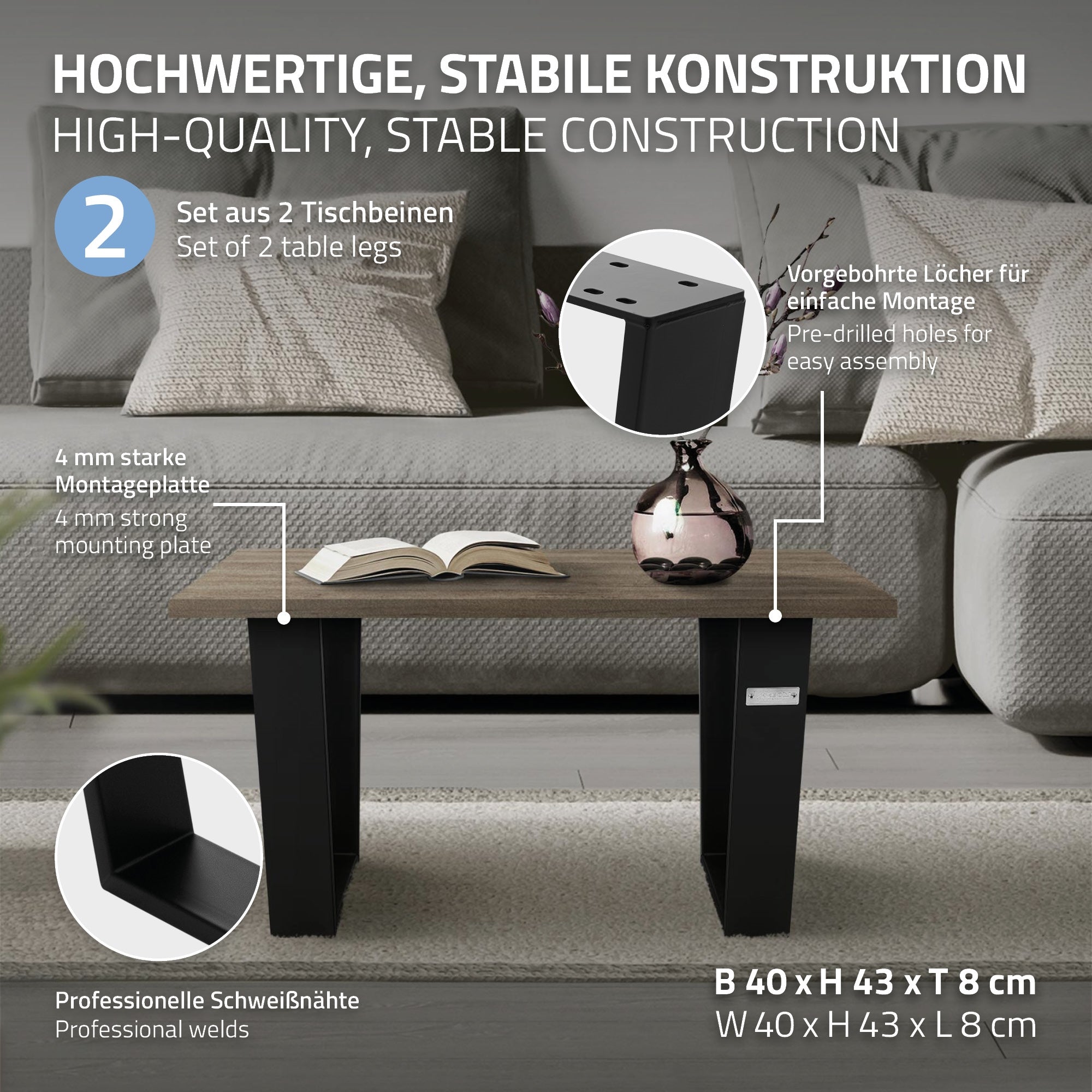 Zwei Tischbeine in Schwarz, auf einem Sofa mit grauem Bezug.