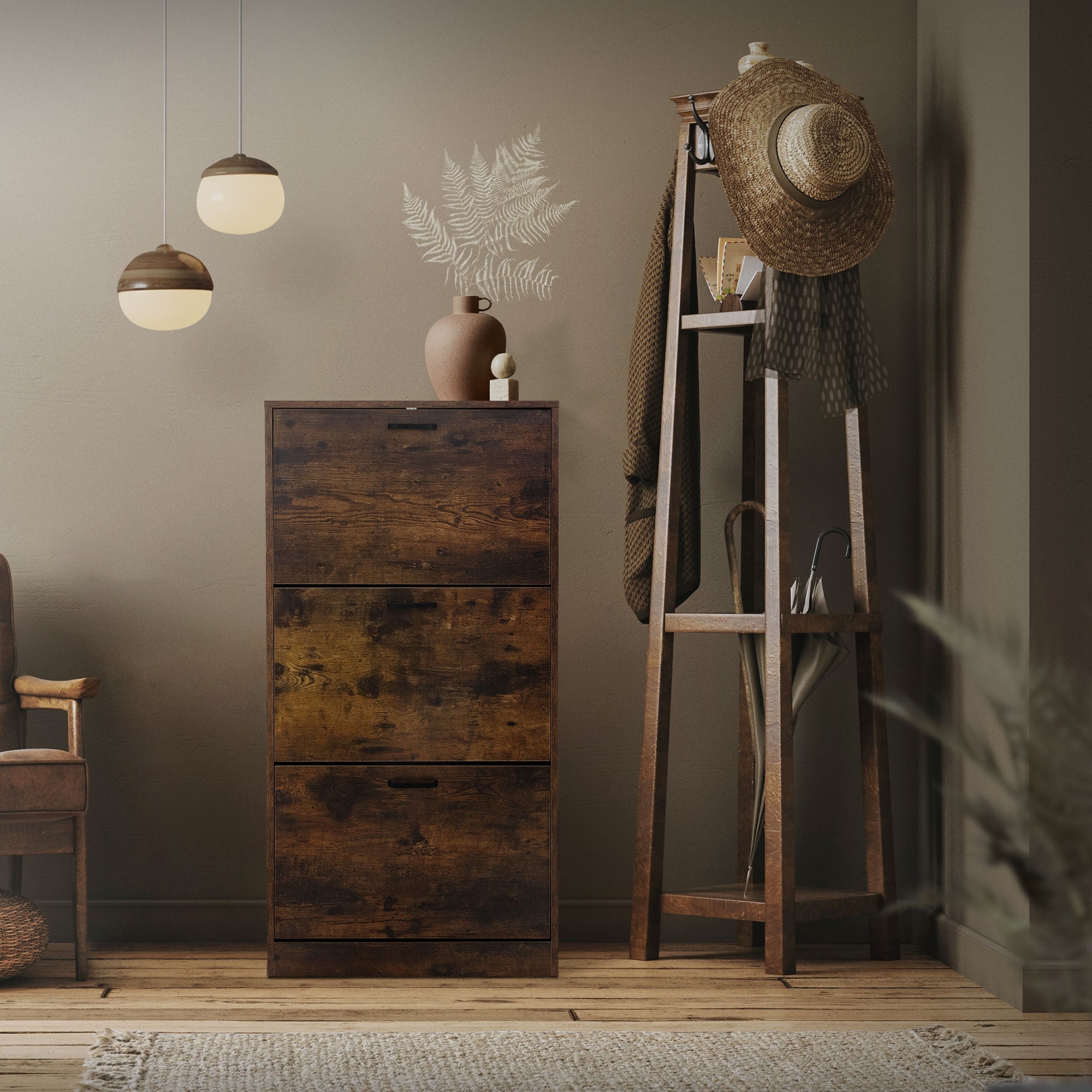Dunkelbrauner Holzschrank in einem Raum mit Pflanzen und Dekoration.