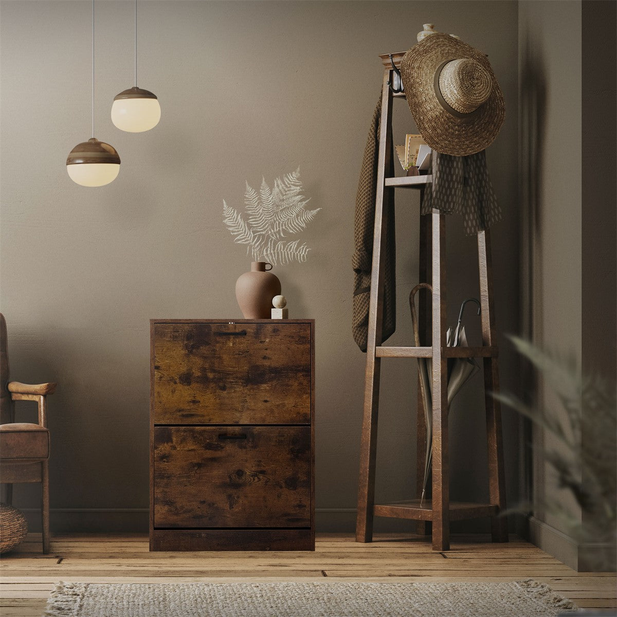 Holzschrank mit Pflanzen und Hut, in einem stilvollen Raum mit Holzfußboden.