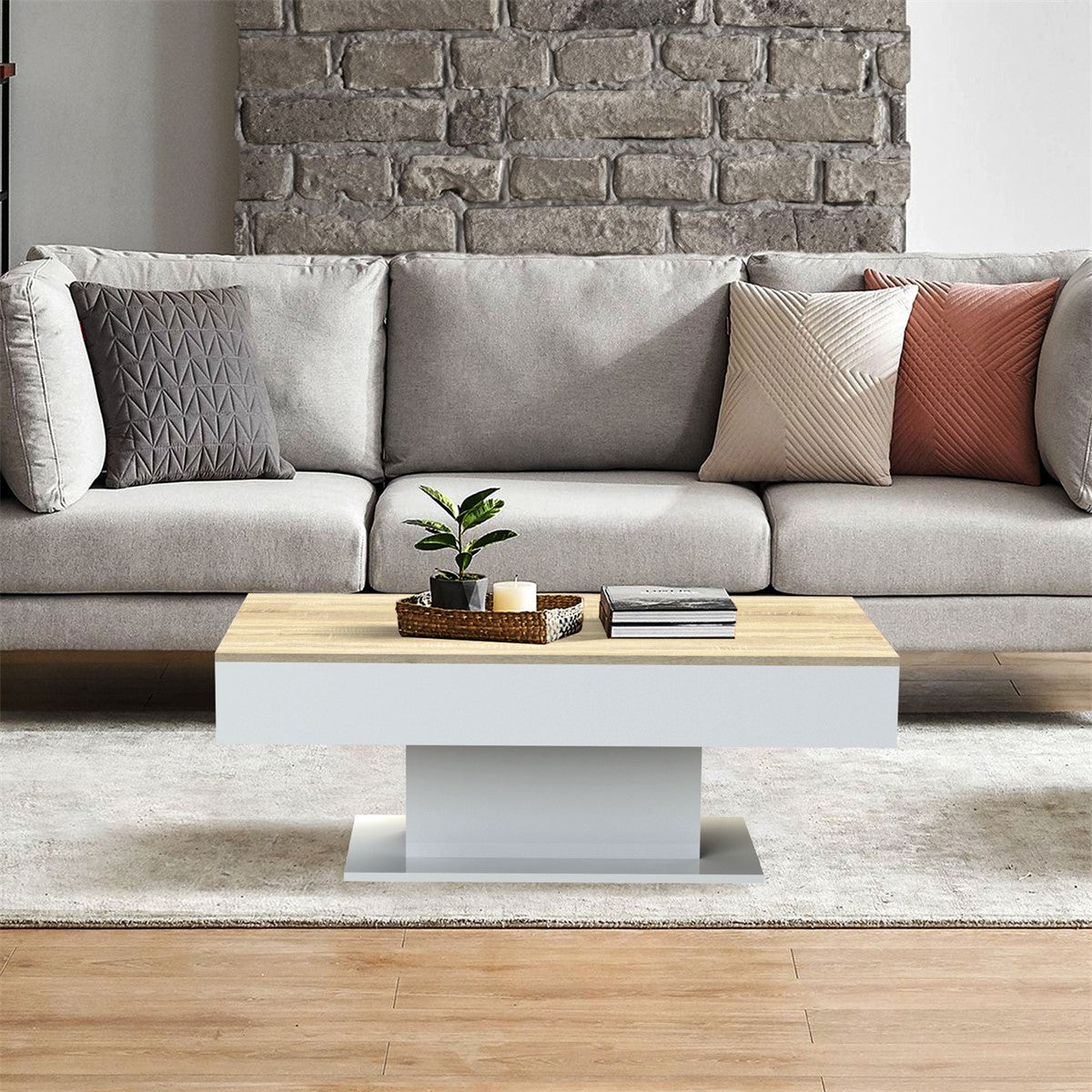 Ein Couchtisch mit einer hellen Holzoberfläche in einem Wohnzimmer.