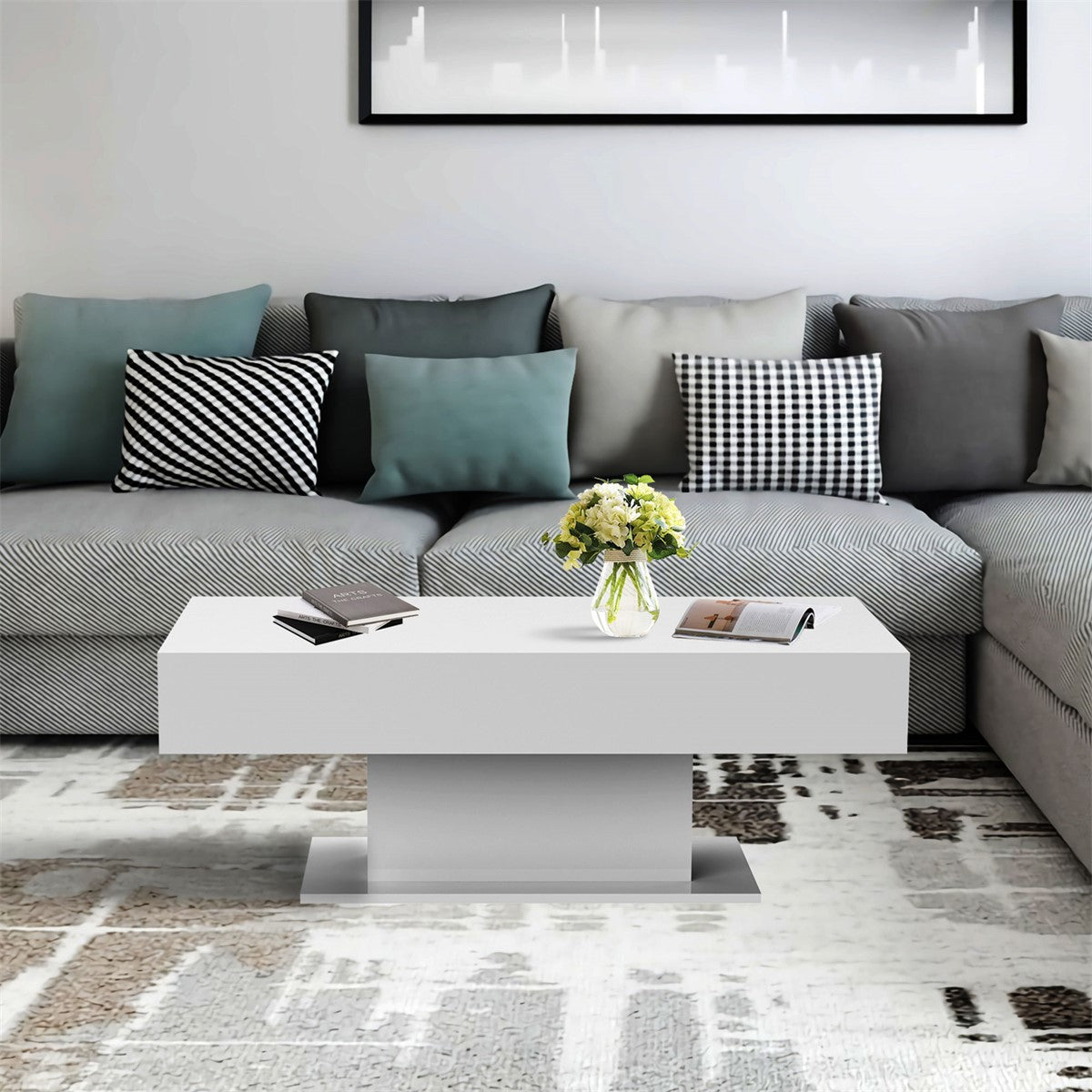 Weißer Couchtisch mit Blumenvasen auf einem grauen Sofa in einem modernen Wohnzimmer.