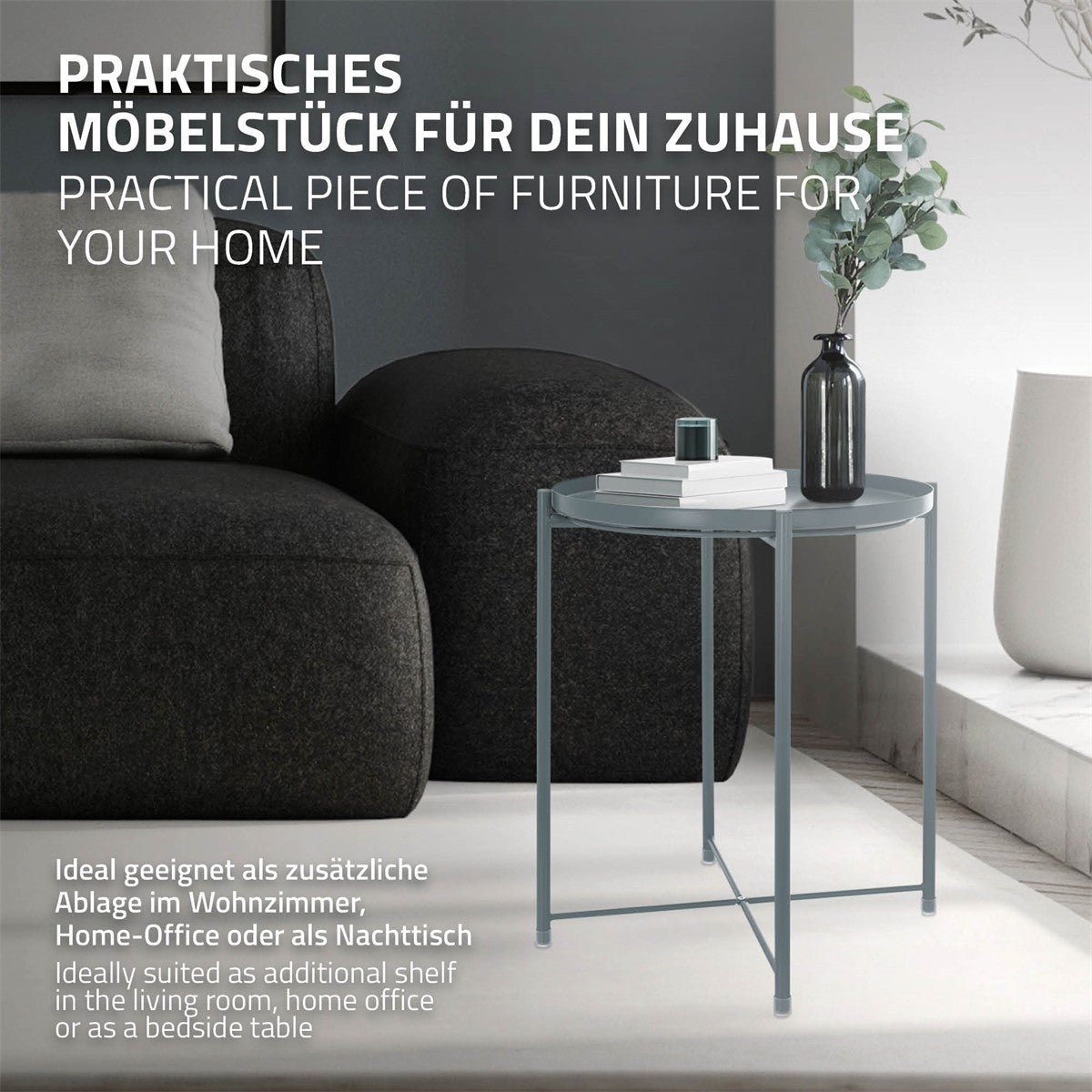 Runder, grauer Beistelltisch neben einem dunklen Sofa im Wohnzimmer.