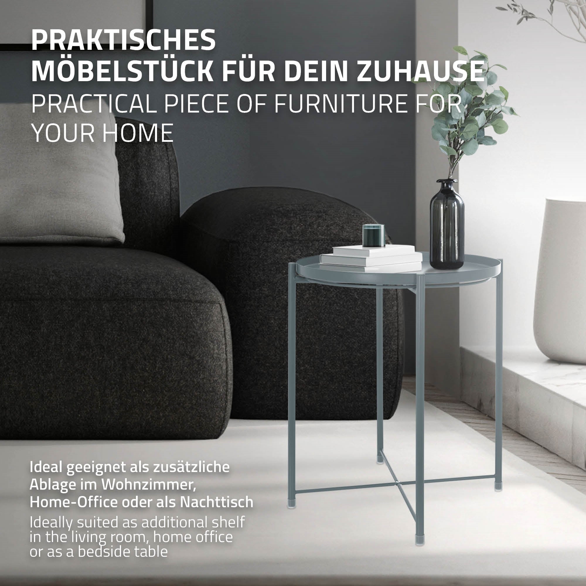 Runder, grauer Beistelltisch neben einem dunklen Sofa im Wohnzimmer.