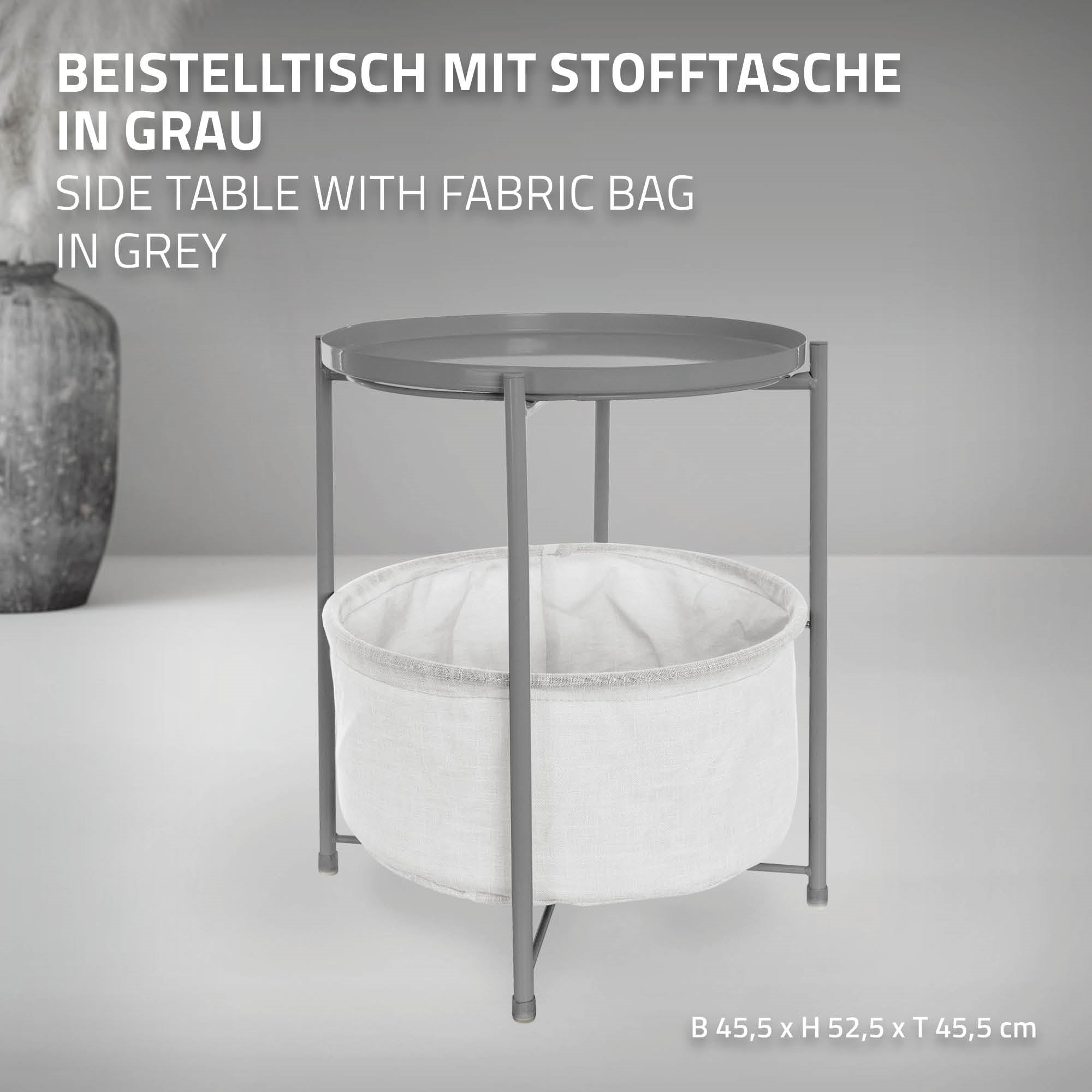 Grauer Beistelltisch mit runder Tischplatte und Stofftasche darunter.