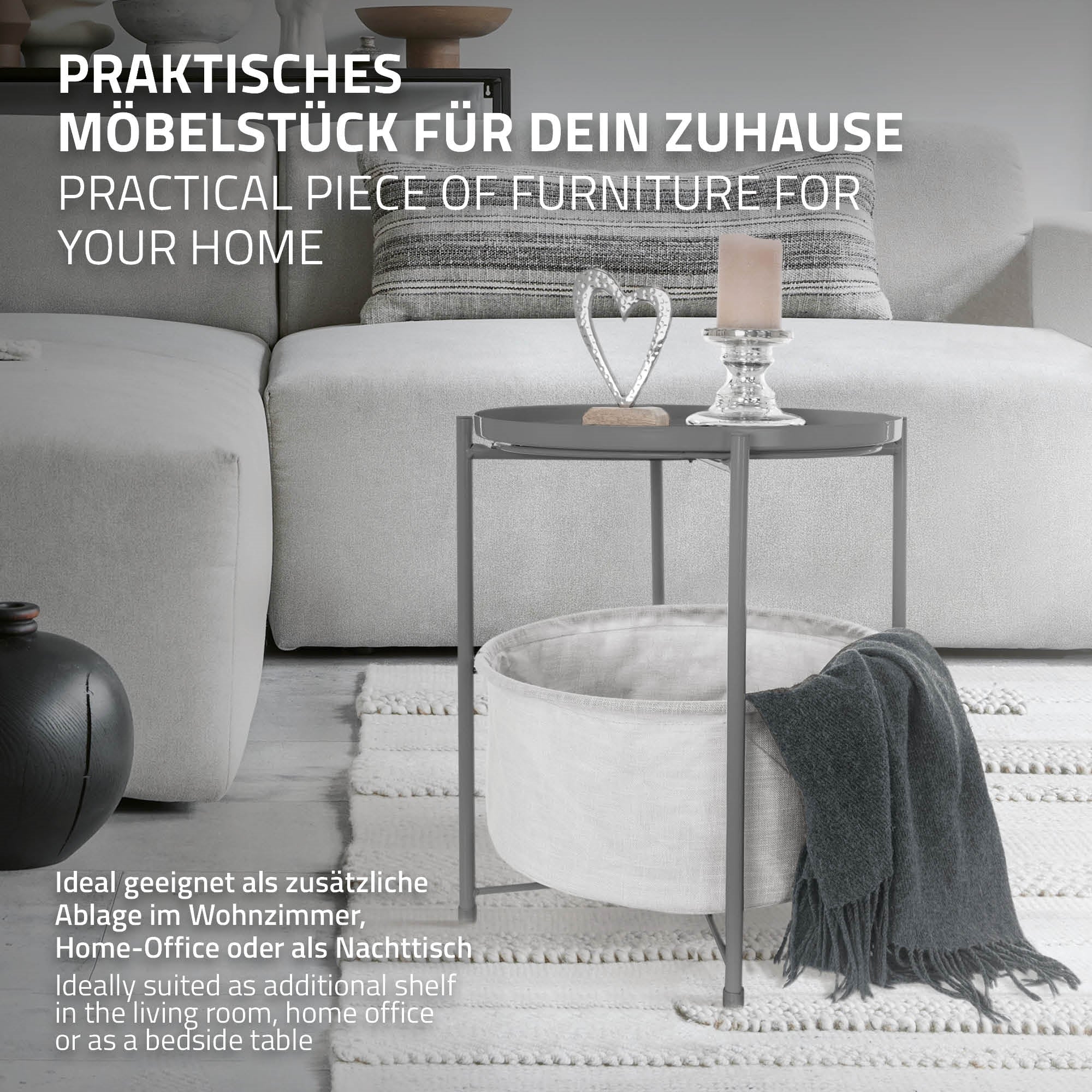 Ein kleiner Tisch mit einer weißen Schale und einer Kerze auf einem Sofa.