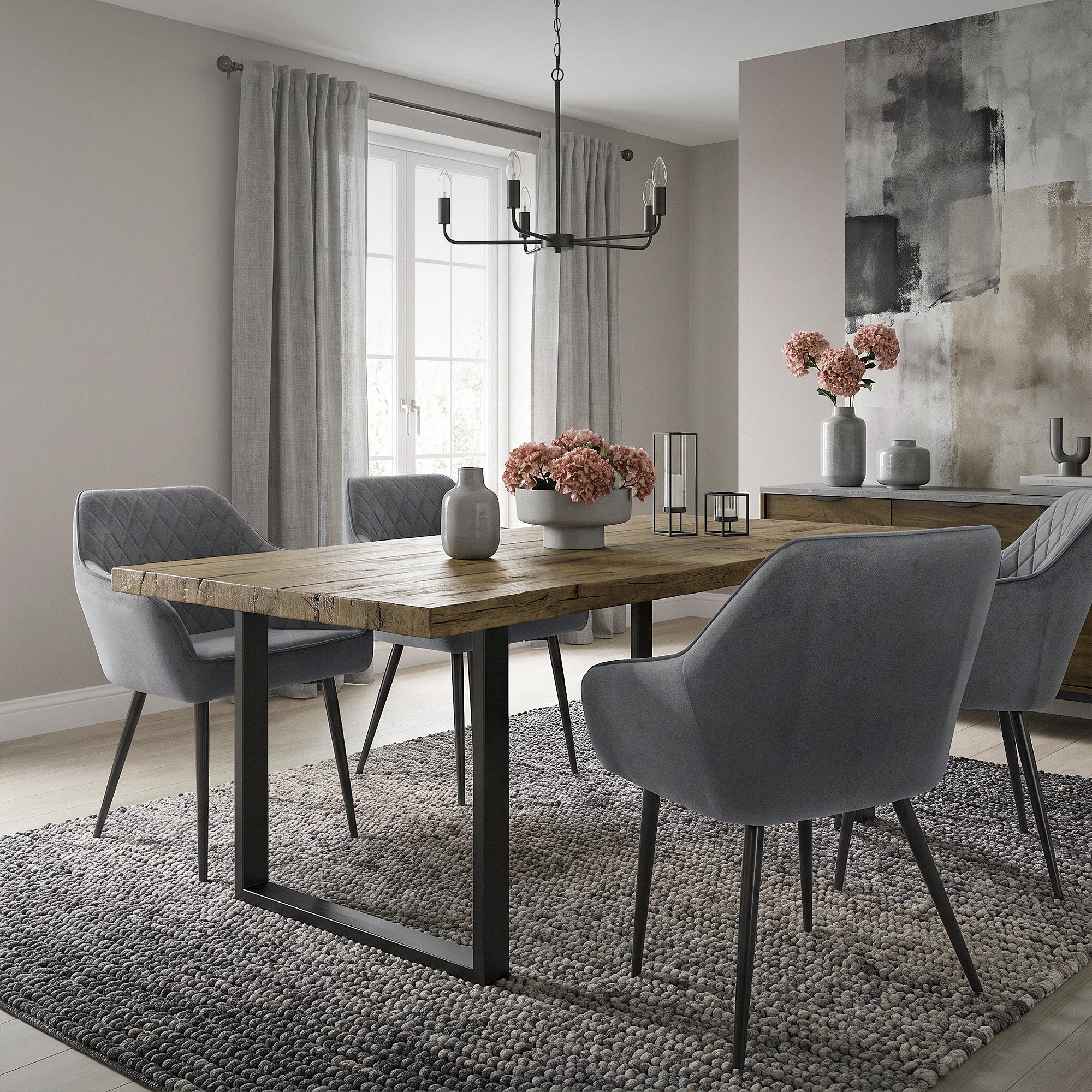 Una sala da pranzo con un tavolo di legno, quattro sedie grigie e una grande finestra.