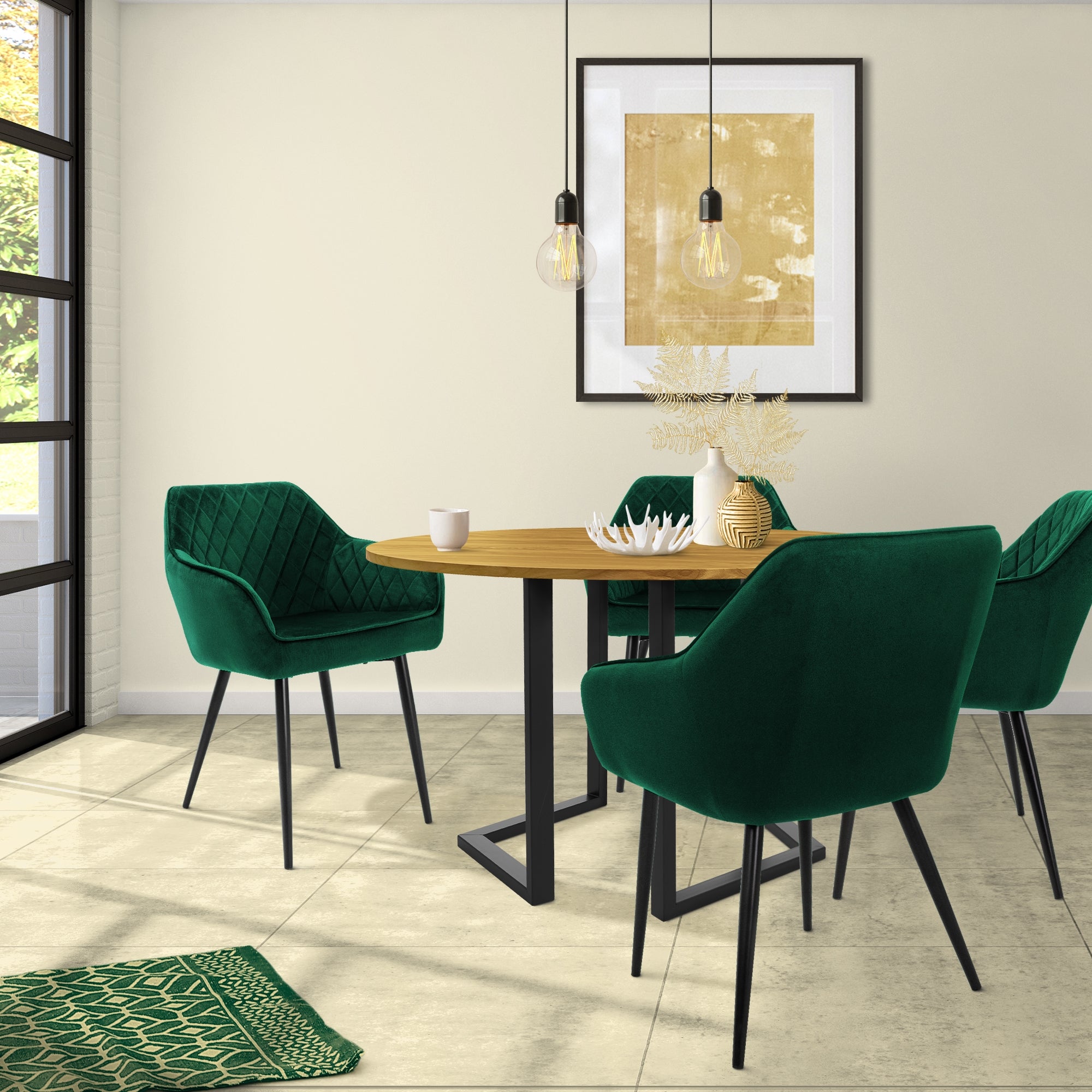 Ein Esszimmer mit einem runden Holztisch und vier grünen Stühlen.