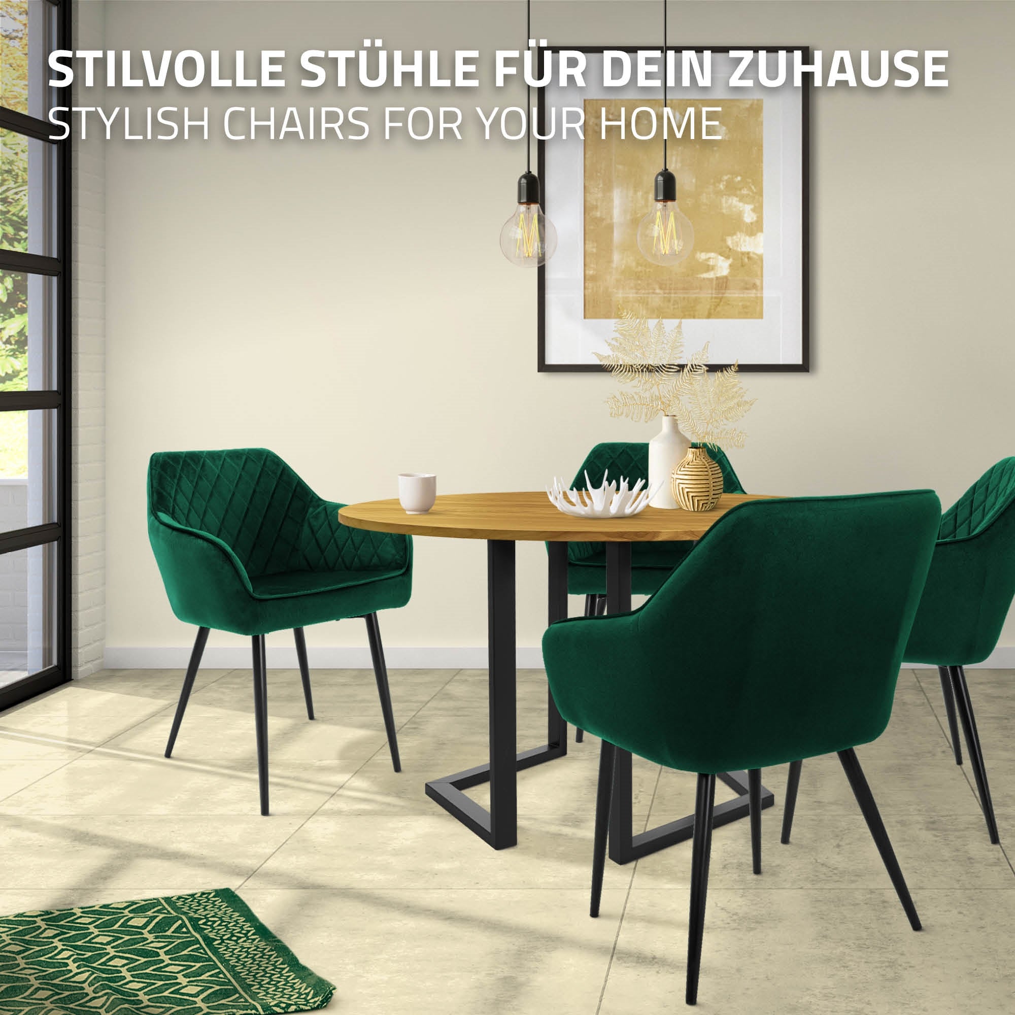 Vier grüne Stühle um einen runden Holztisch in einem hellen Raum.