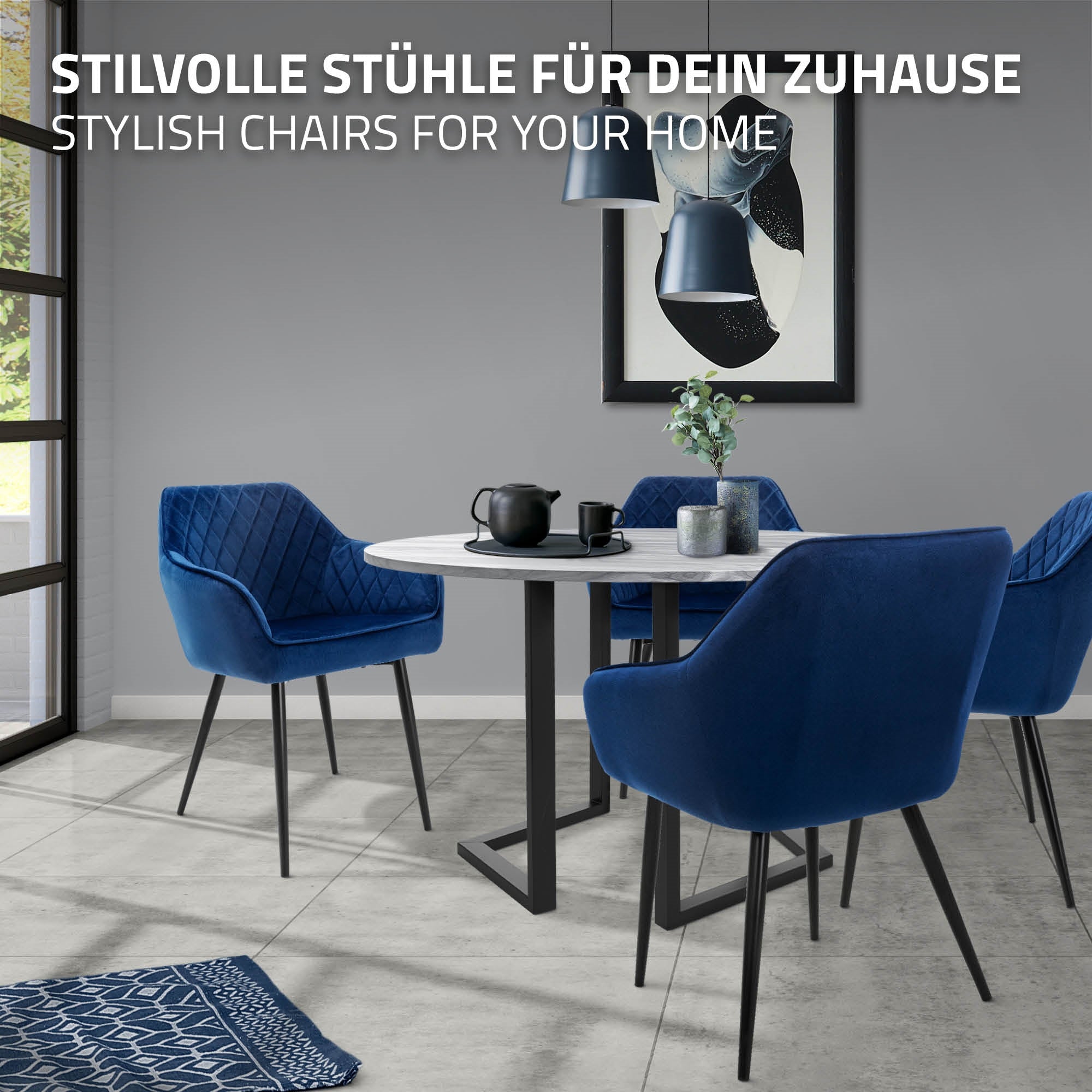 Vier stilvolle blaue Stühle um einen Tisch in einem modernen Raum.