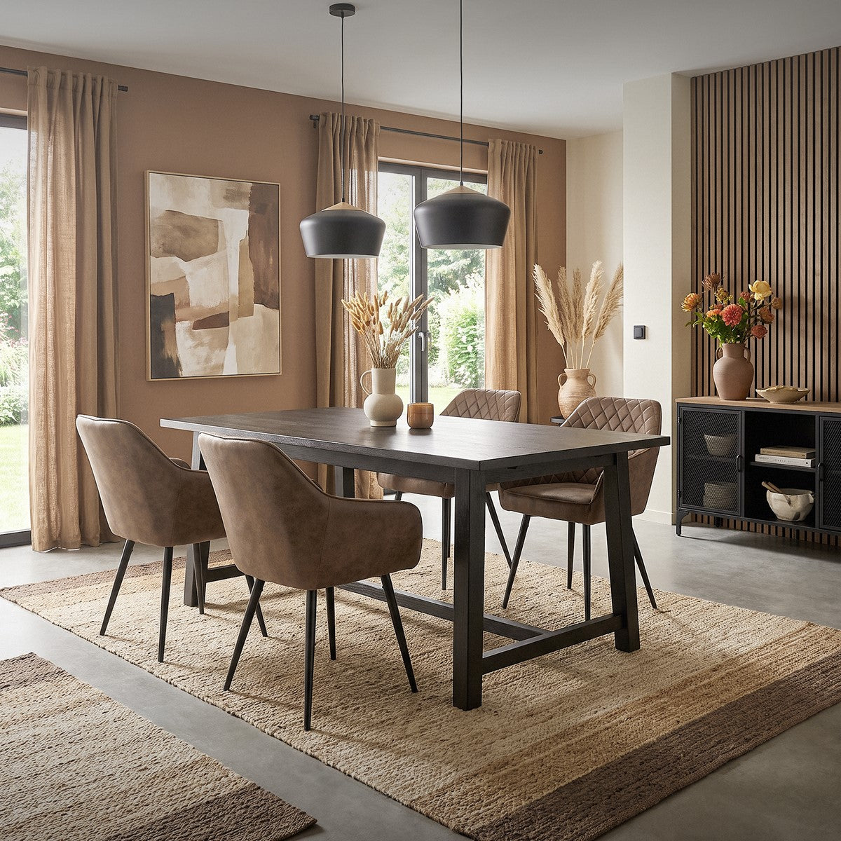 Eetkamer met tafel, stoelen en decoratieve elementen.