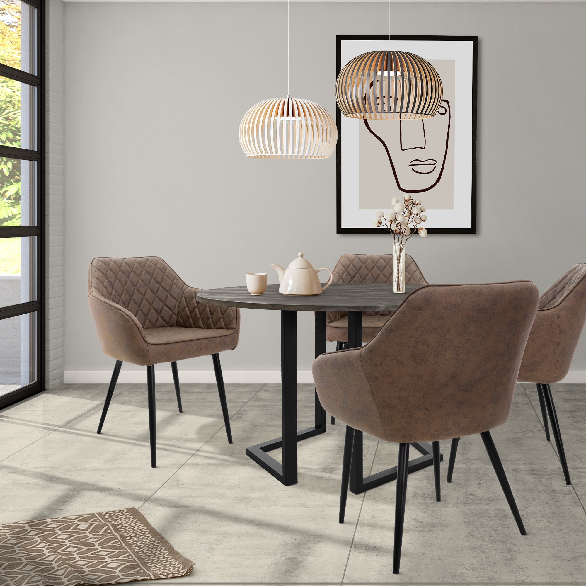 Ein Esszimmer mit einem runden Tisch, Stühlen und einer modernen Lampe.