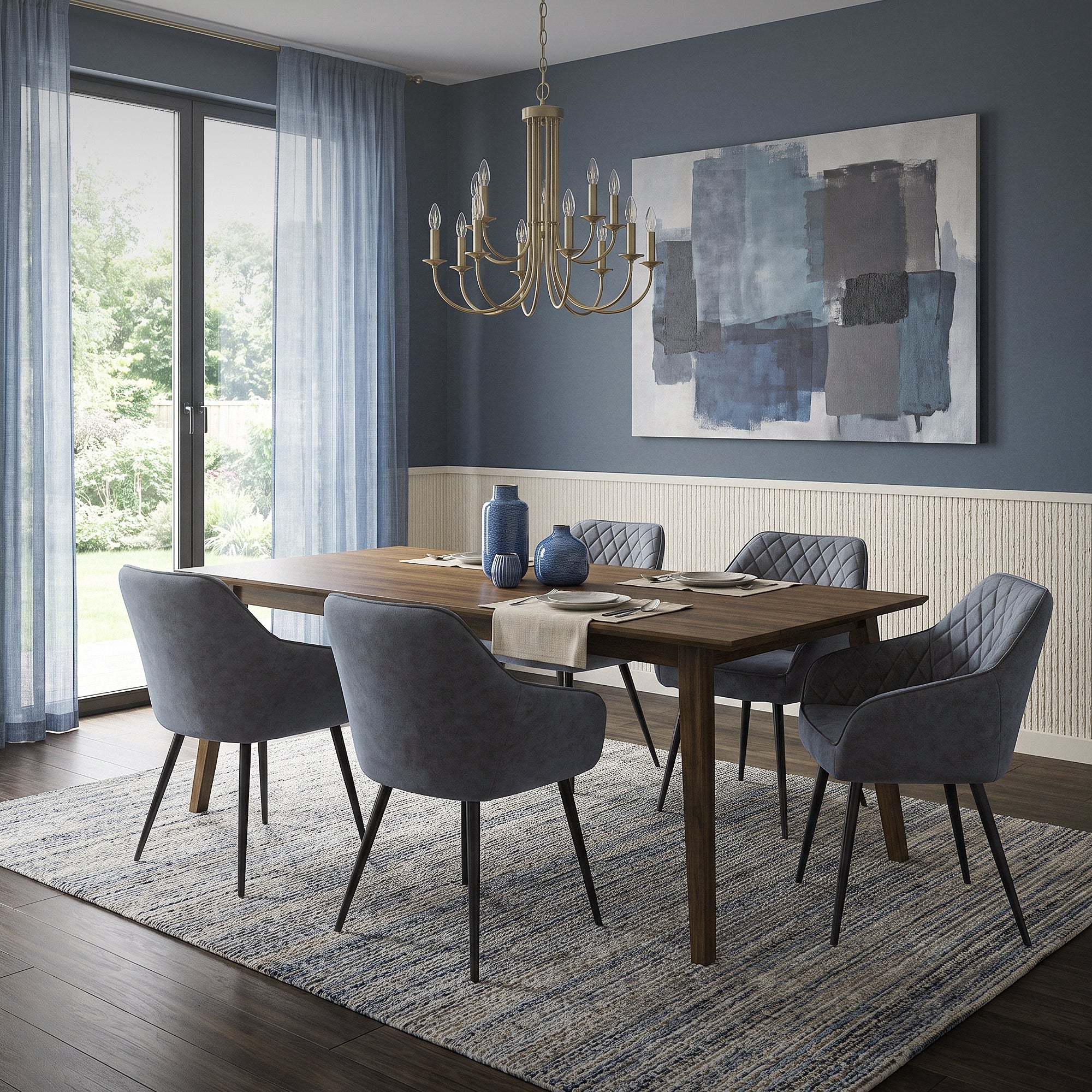 Salle à manger avec une table, cinq chaises et une grande fenêtre.