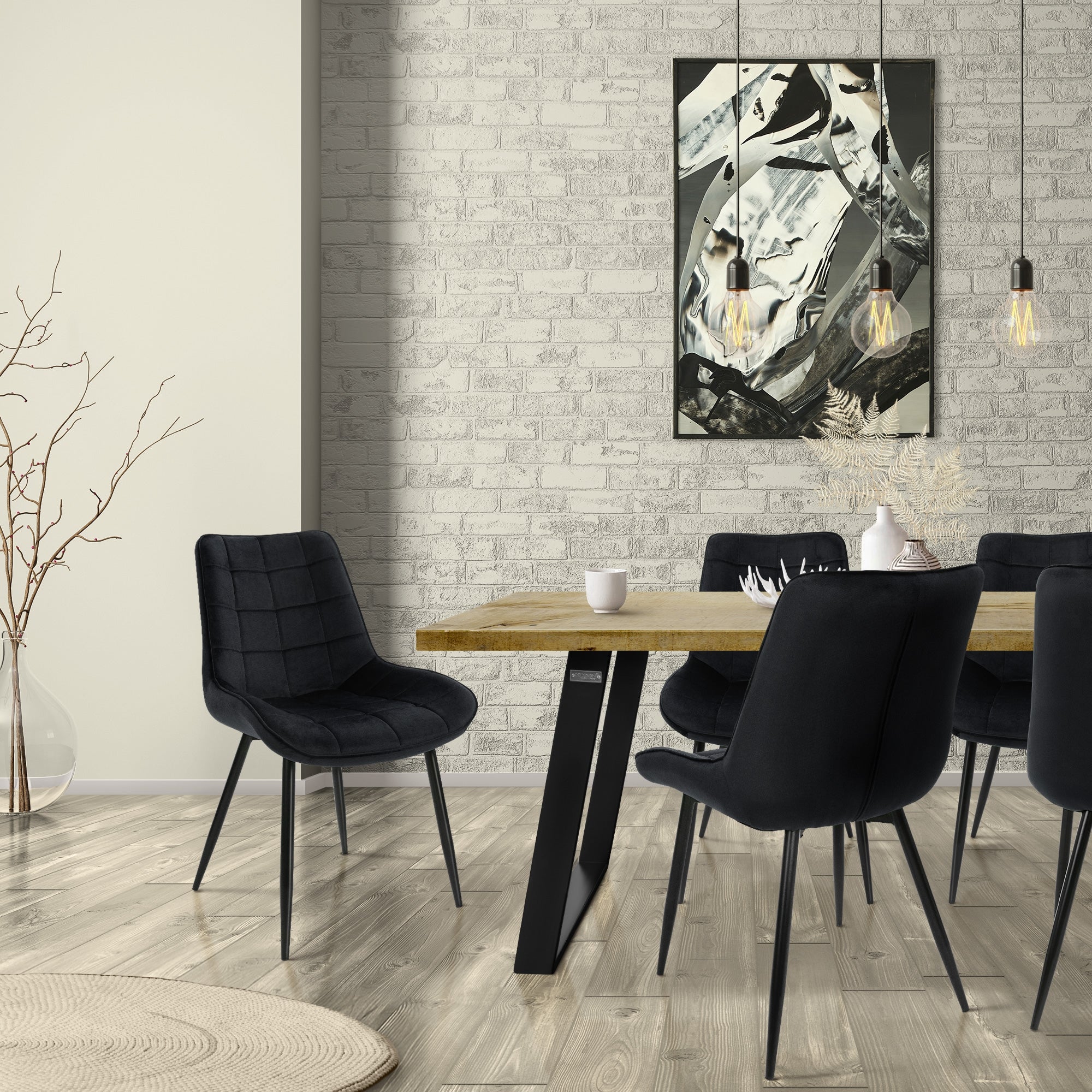 Ein Esszimmer mit einem Tisch und mehreren schwarzen Stühlen.