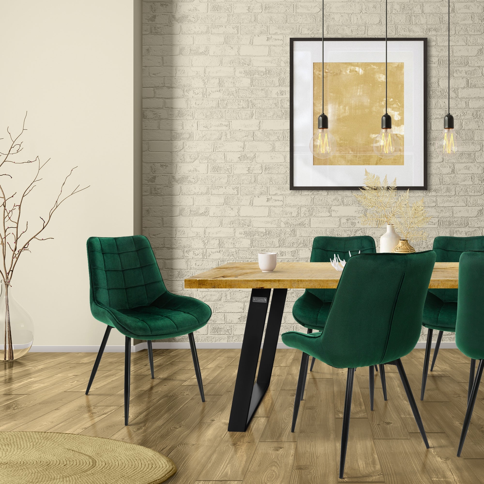 Una sala da pranzo con un tavolo di legno e sedie verdi di fronte a una parete decorata.
