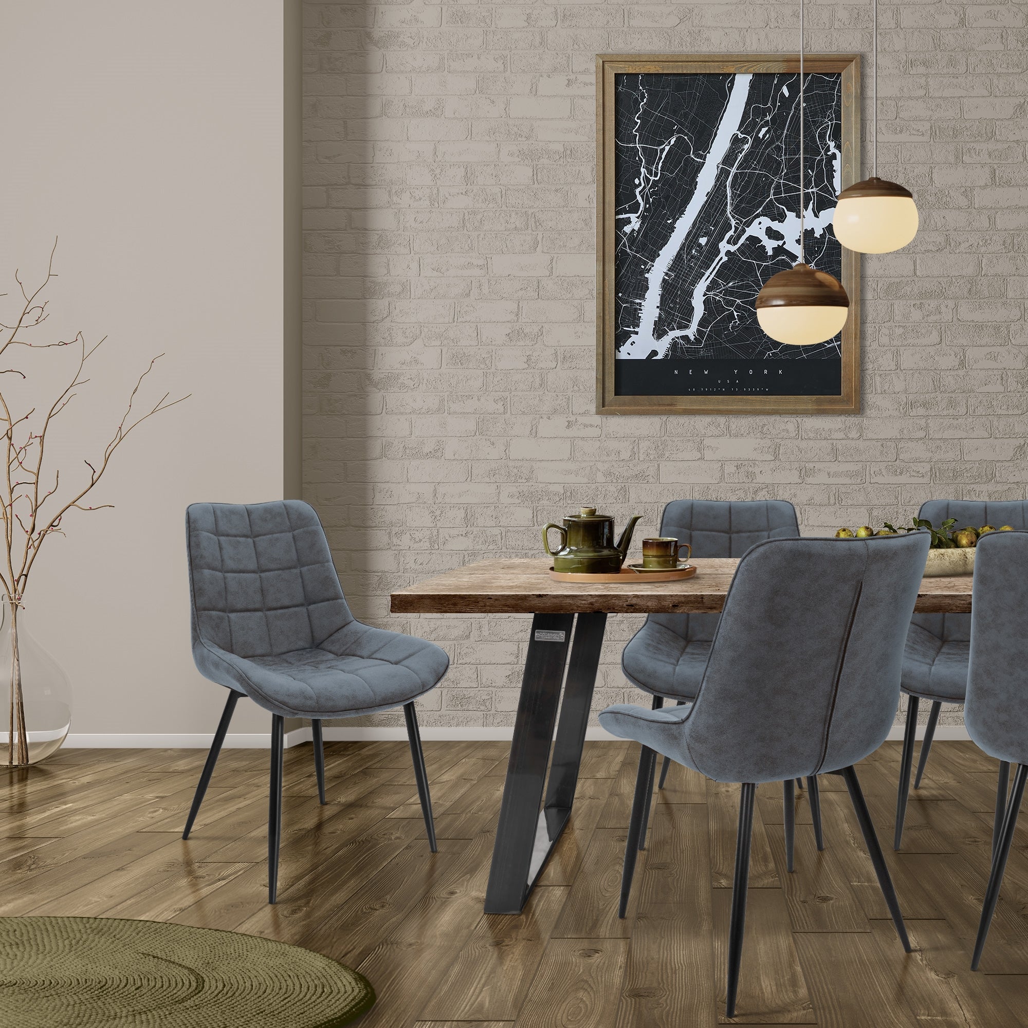 Esszimmer mit Holztisch, blauen Stühlen und einer Wand mit einer Karte.
