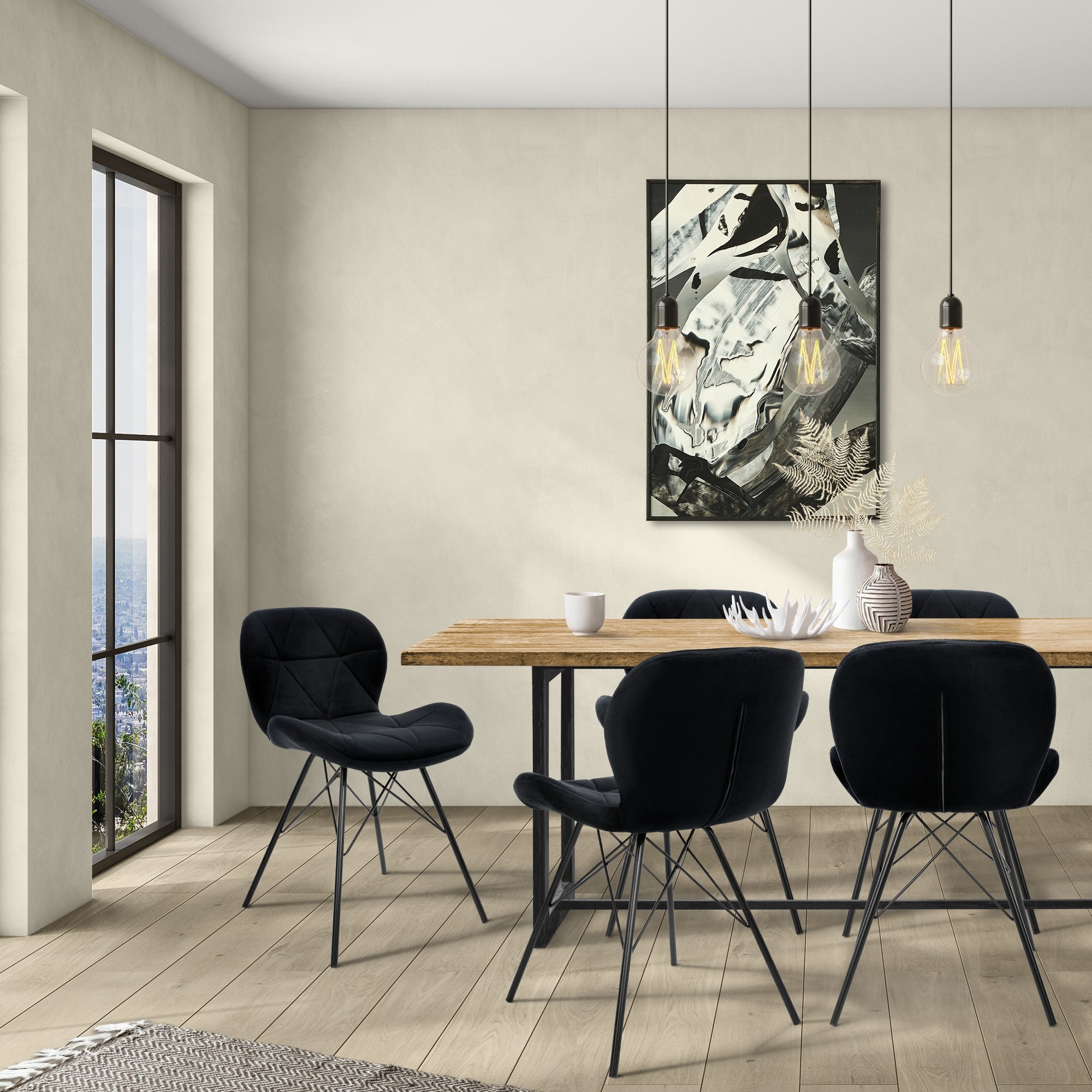 Esszimmer mit einem Holztisch und vier schwarzen Stühlen, dekoriert mit einer Vase.