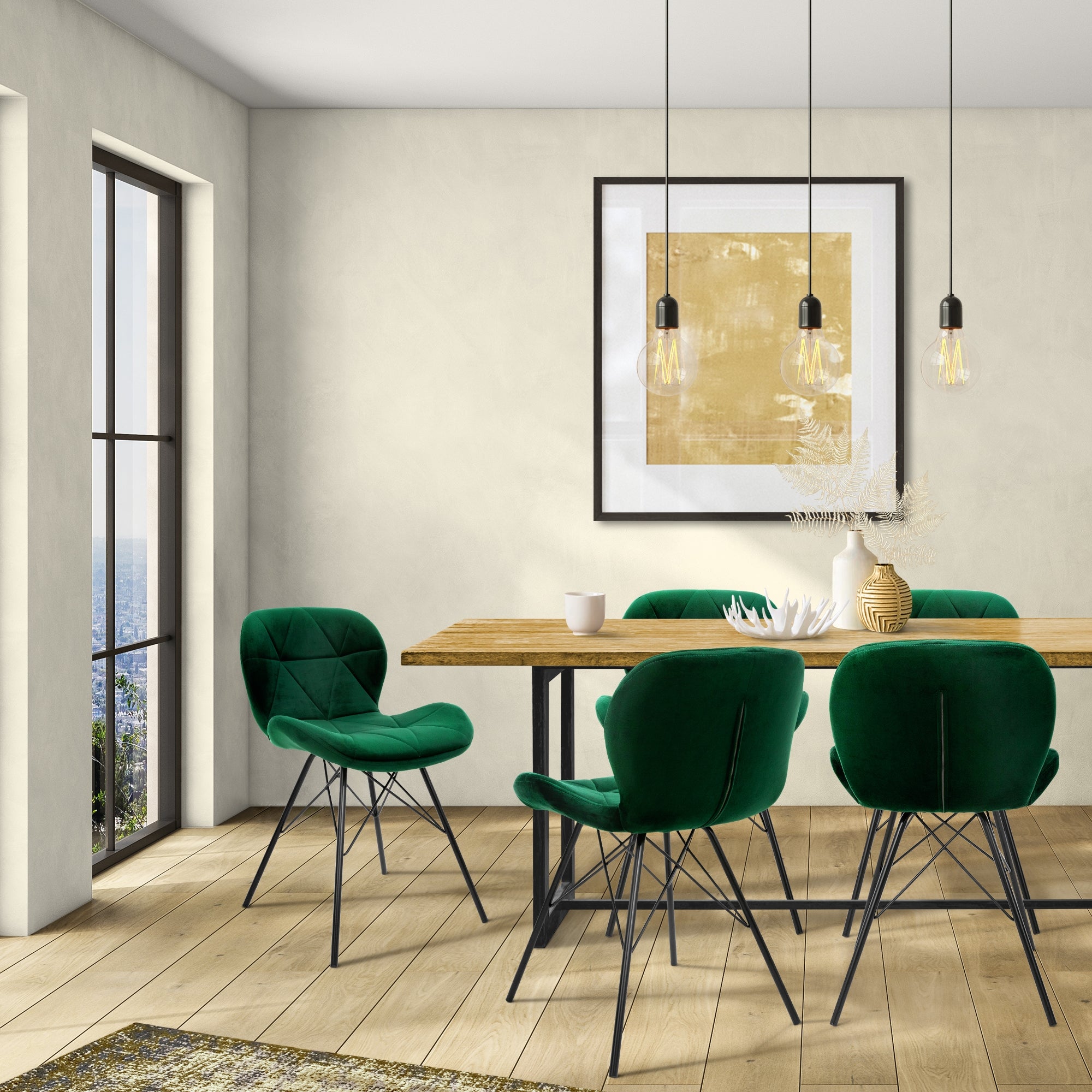 Fünf grüne Stühle um einen Holztisch in einem modernen Raum mit Fenster.