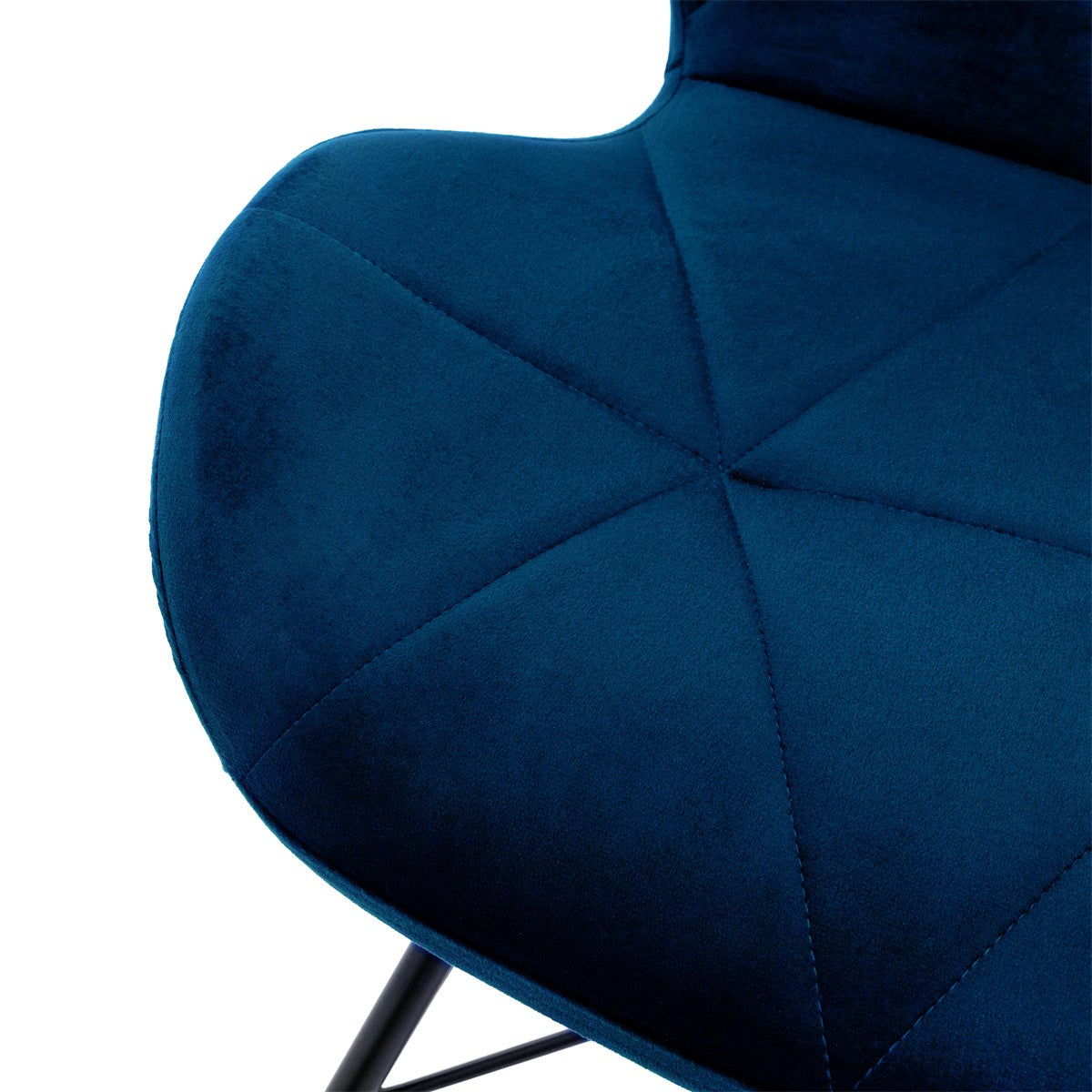 Nahaufnahme eines blauen Stuhls mit gepolsterter Sitzfläche und geometrischem Muster.