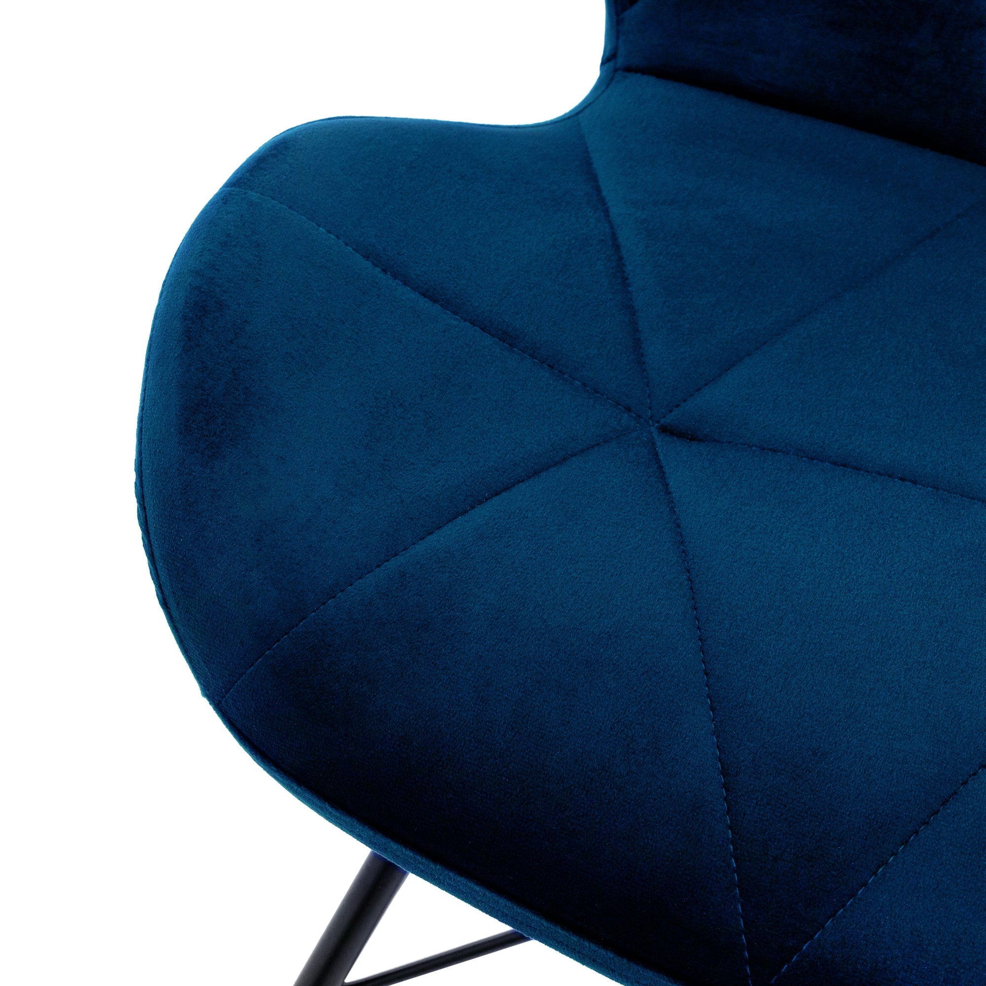 Primo piano di una sedia blu con seduta imbottita e motivo geometrico.