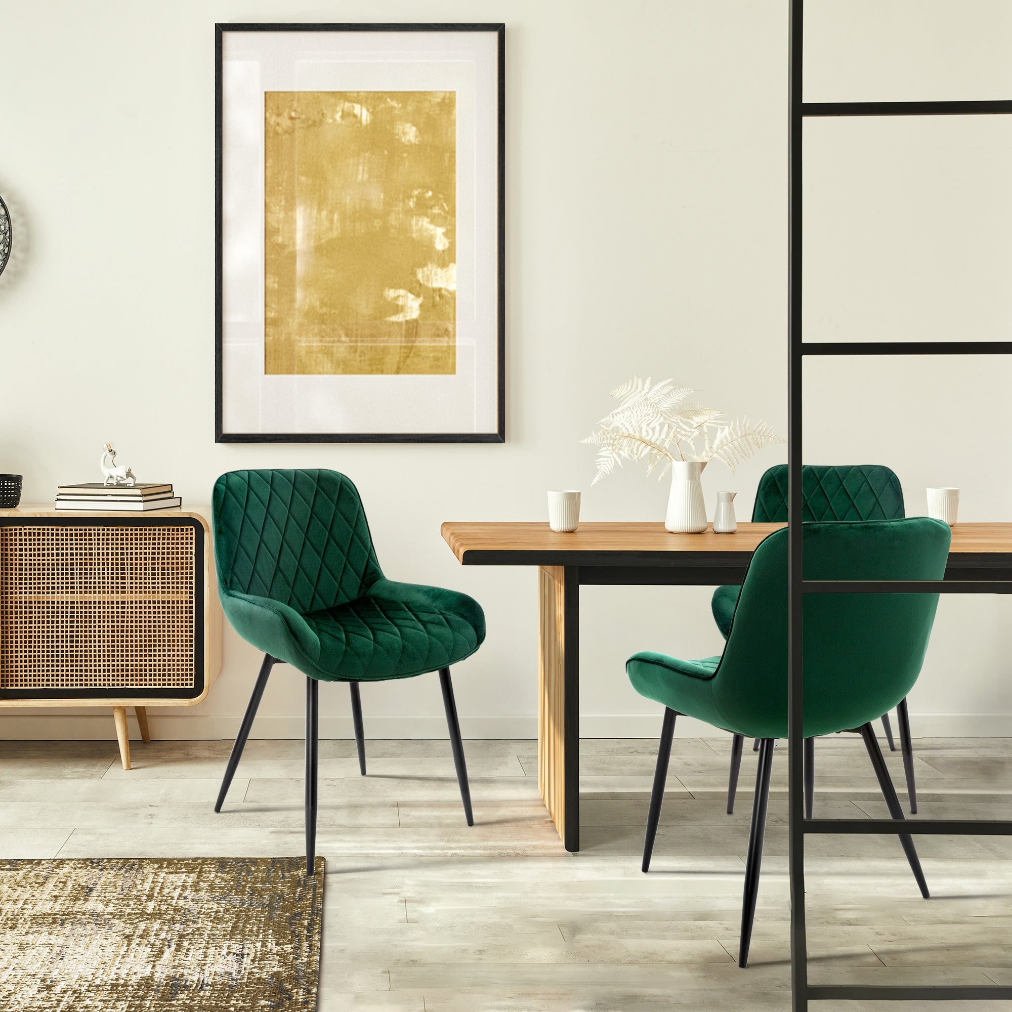 Spisestue med grønne stole, bord og et gyldent vægmaleri.