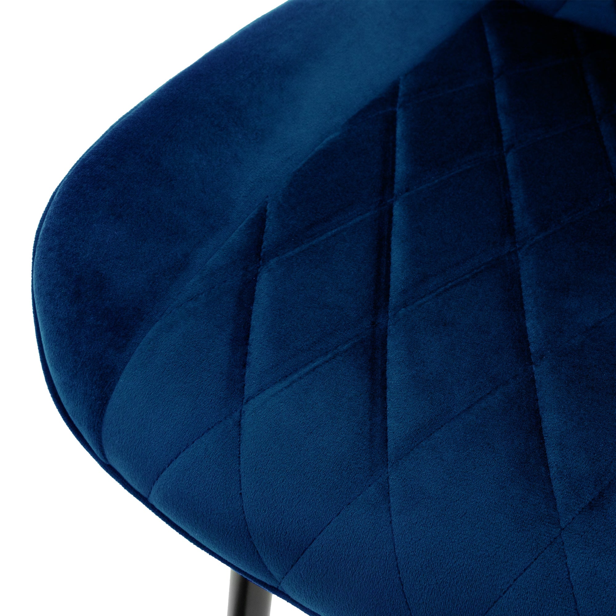 Nahaufnahme eines blauen Stuhls mit gestepptem Sitz.