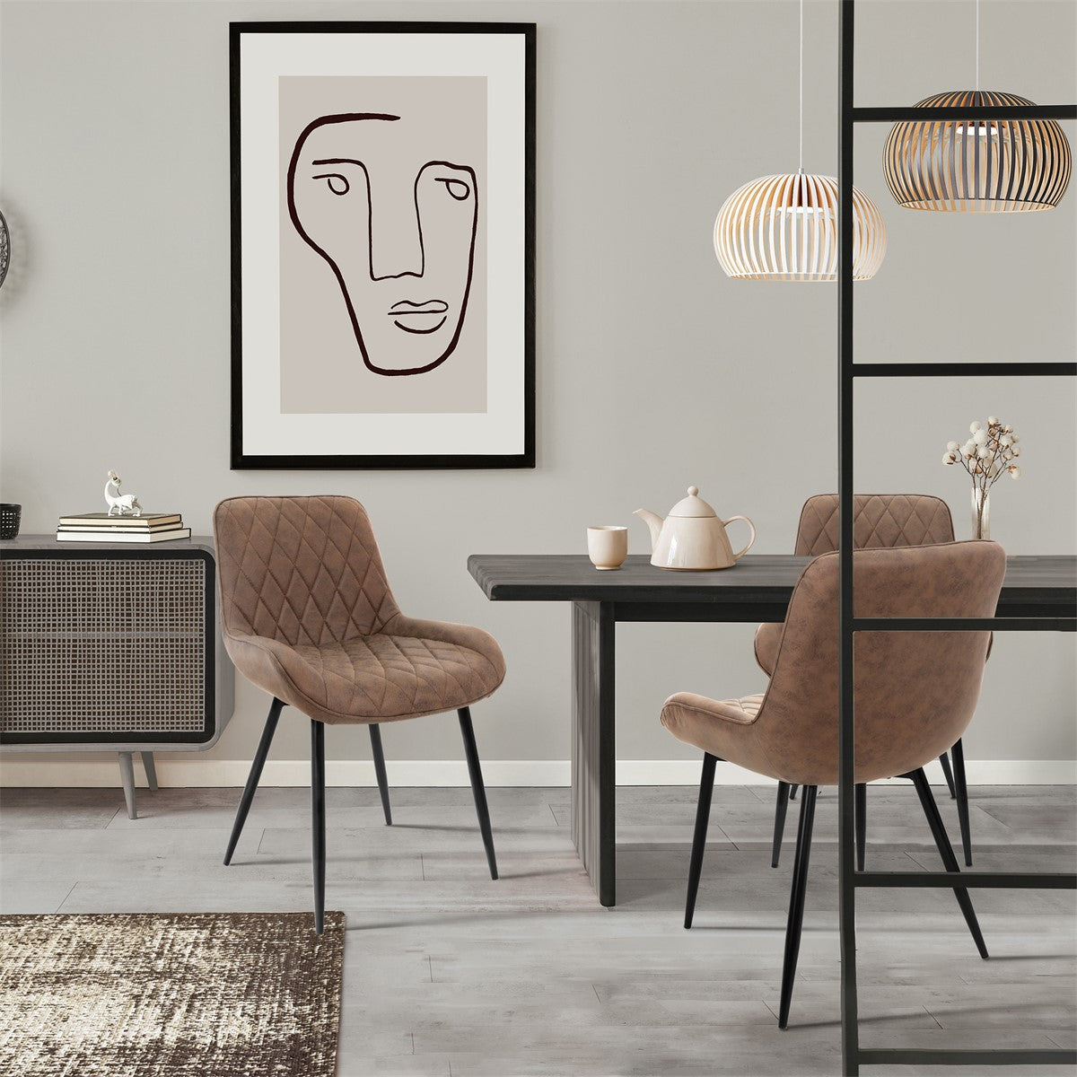 Salle à manger avec des chaises marron, une table, une théière et une œuvre murale.