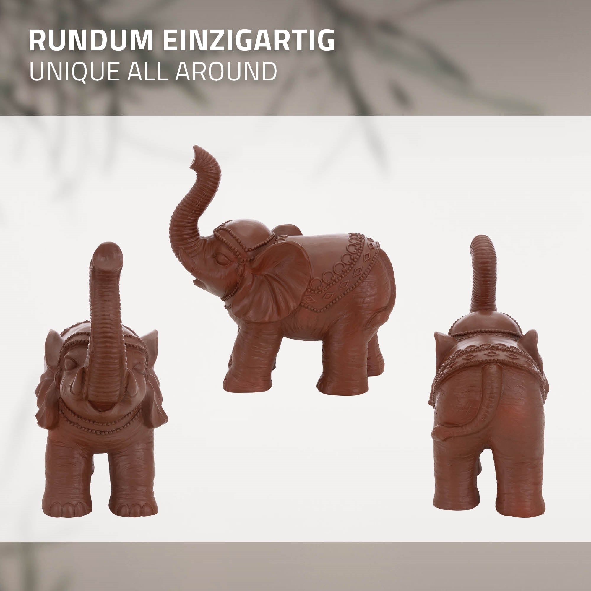 Tre figure di elefanti marroni in ceramica viste da diverse angolazioni.