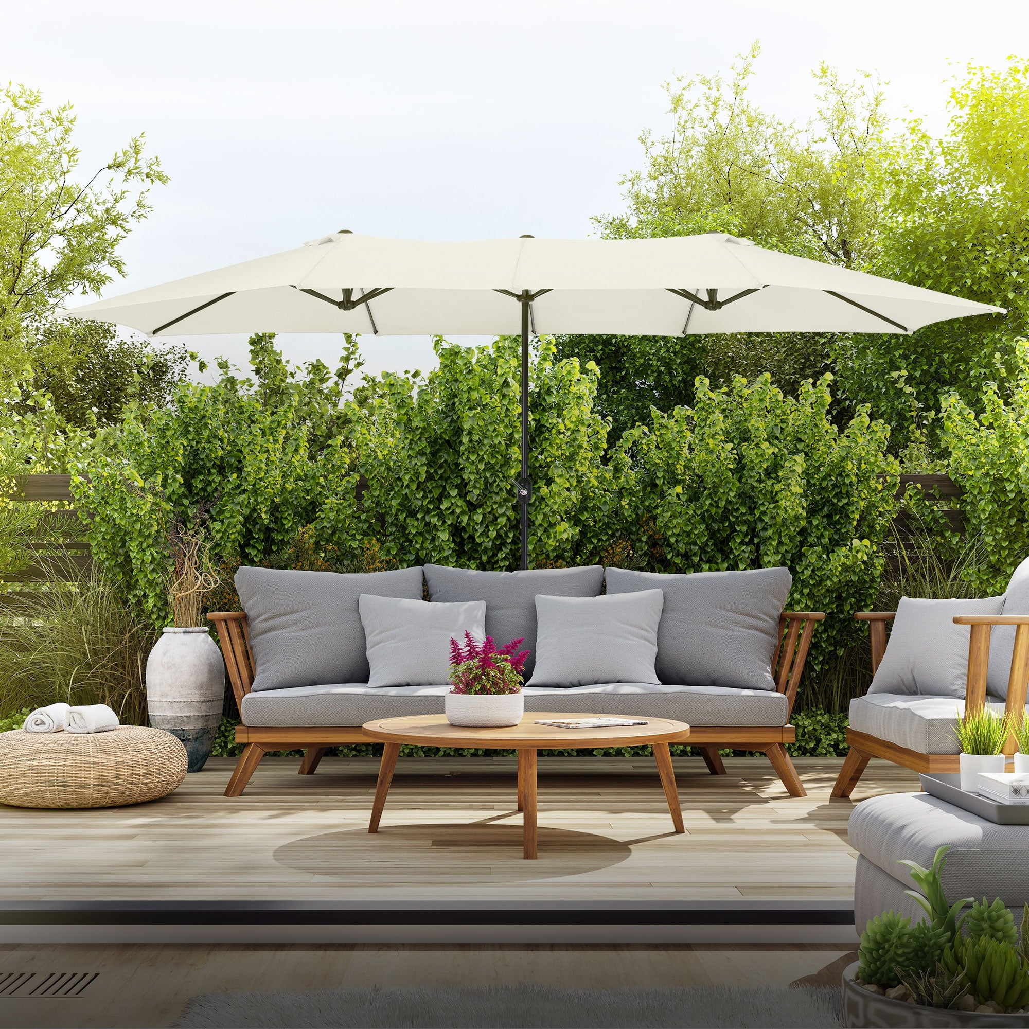 Zithoek met een parasol in een tuin.