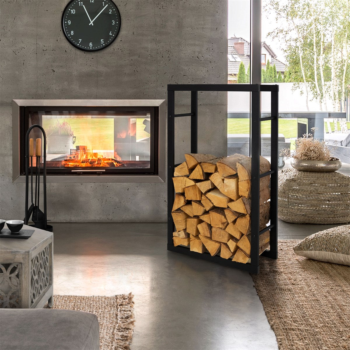 Wohnzimmer mit Kamin, Holzlager und gemütlicher Sitzgelegenheit.
