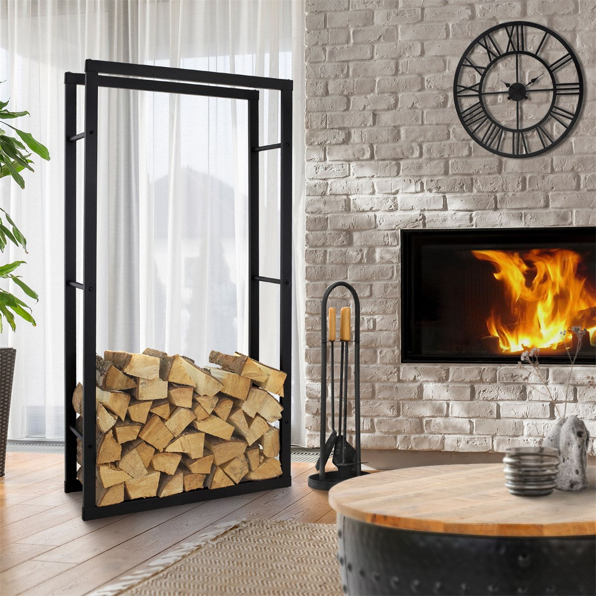 Holzregal im Wohnzimmer, gefüllt mit Holzscheiten, Kamin im Hintergrund.