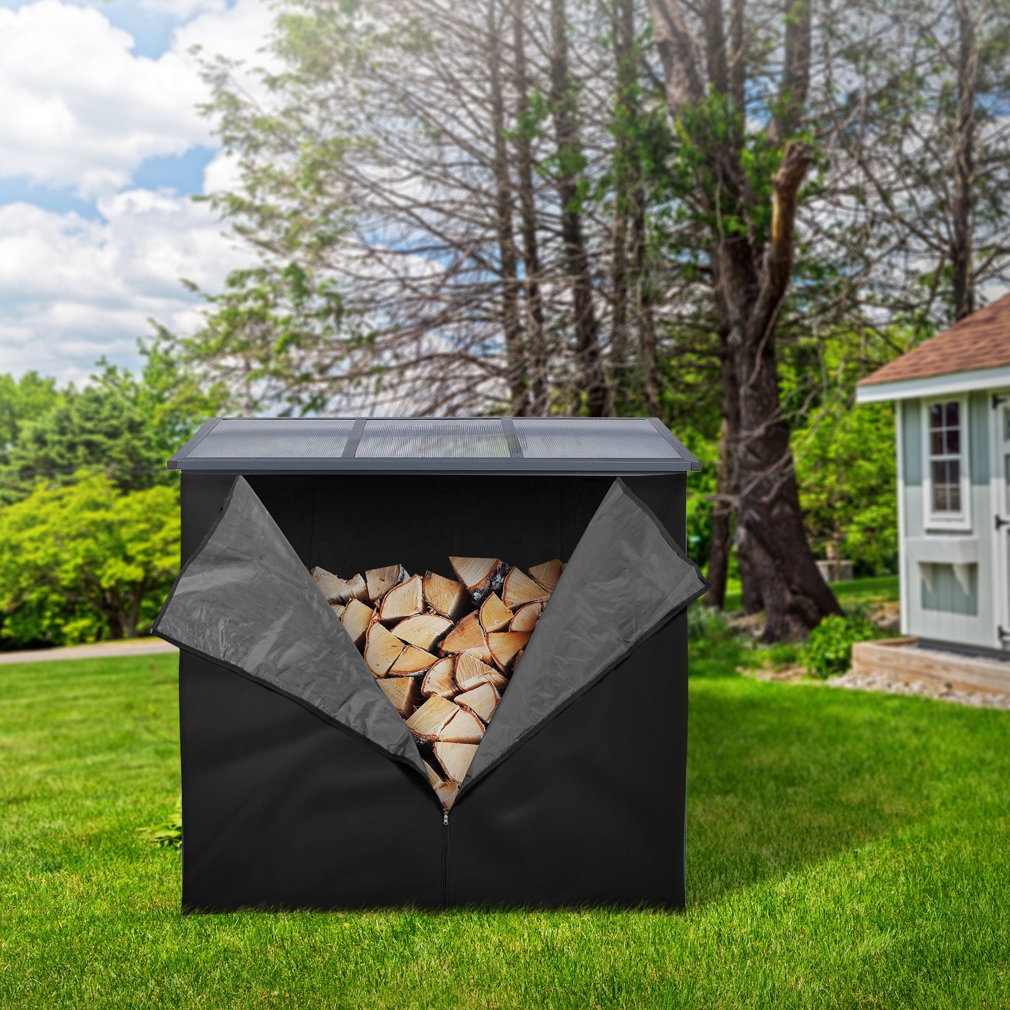 Schwarze Holzlagerbox im Garten, gefüllt mit Holzscheiten.