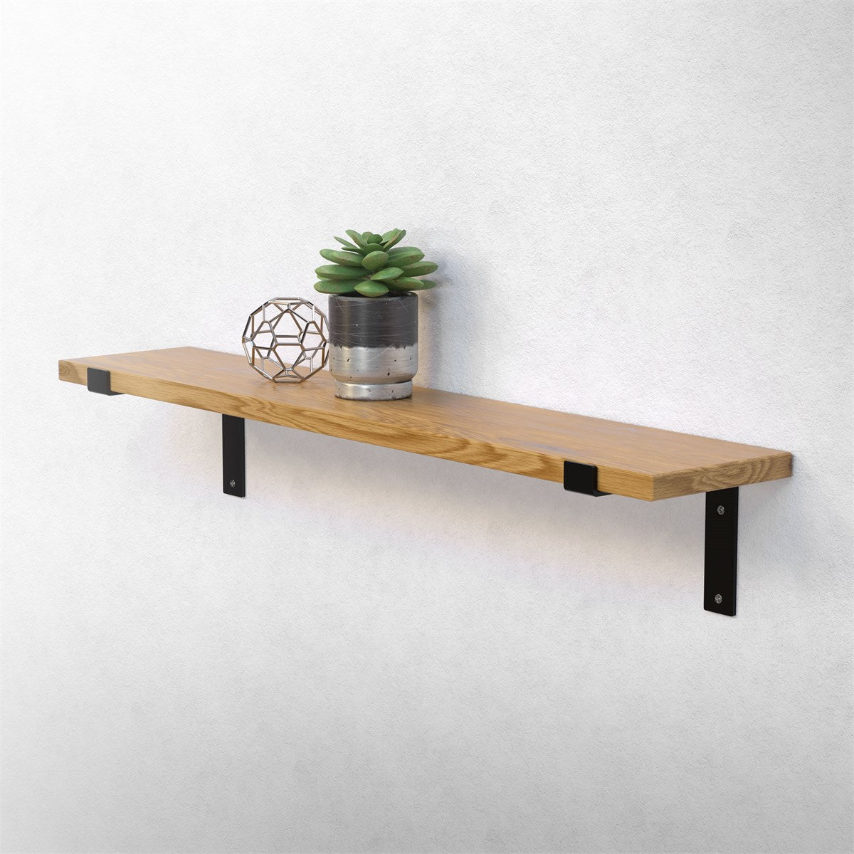 Holzregal an einer hellen Wand mit Pflanzen und Dekoration.