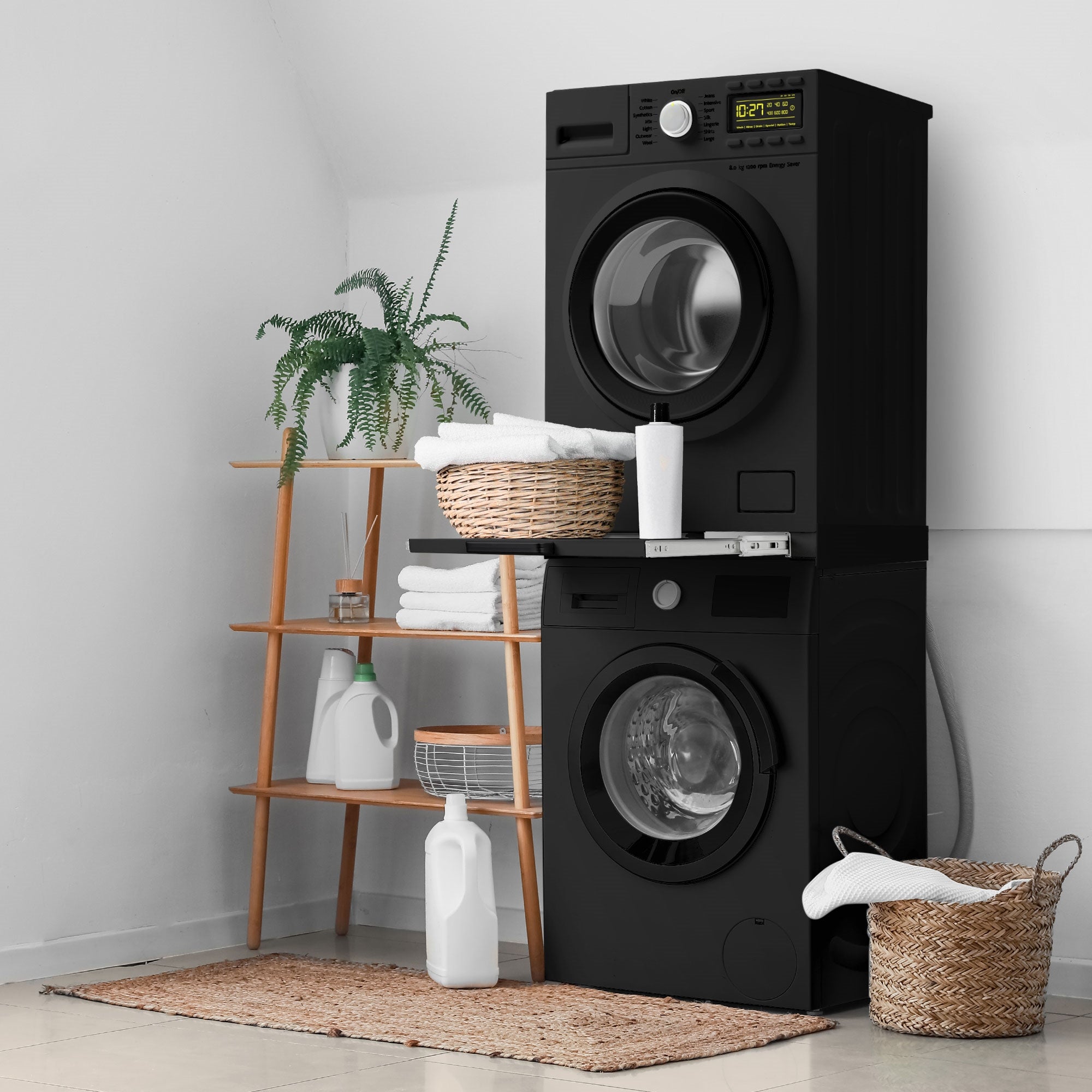 Waschmaschine und Trockner auf einem Holzregal, mit Handtüchern und Pflanzen im Hintergrund.
