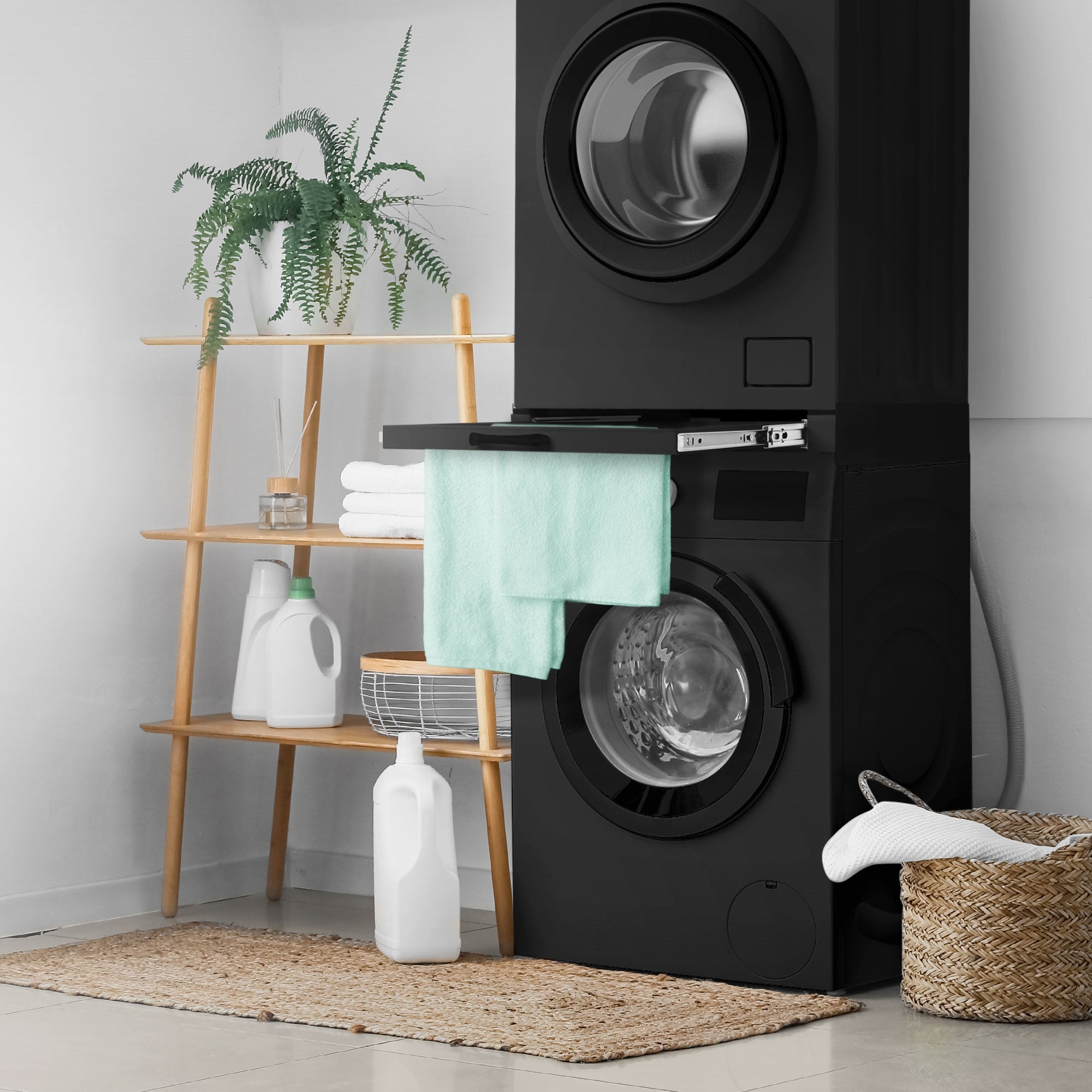 Waschmaschine mit Ablage, Handtuch und Pflanzen auf einem Regal.