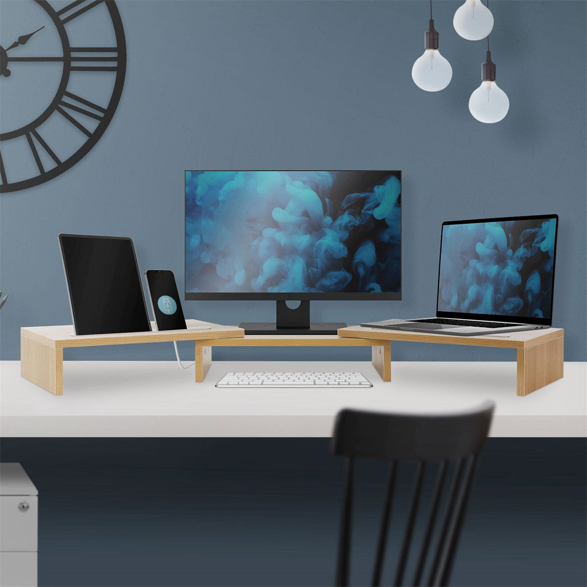 Holzregal mit Monitor, Laptop und Tablet auf einem Schreibtisch.