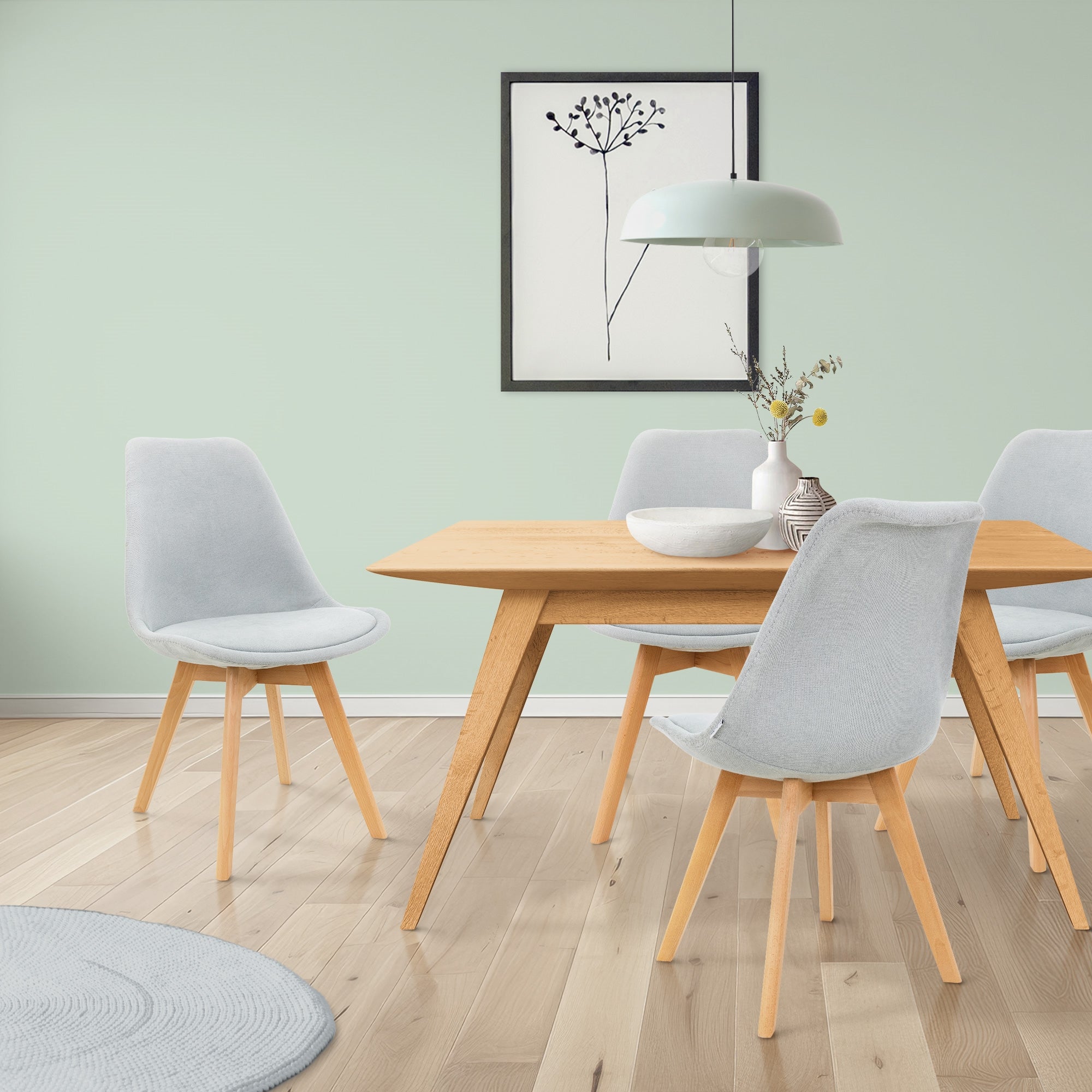 Esszimmer mit einem Holztisch und grauen Stühlen.