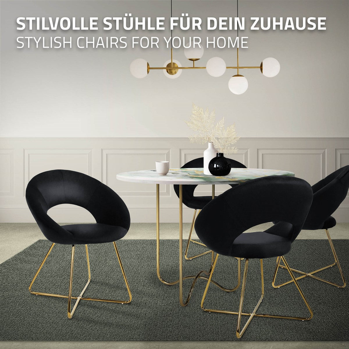 Schwarze Esszimmerstühle um einen Tisch in einem stilvollen Raum.