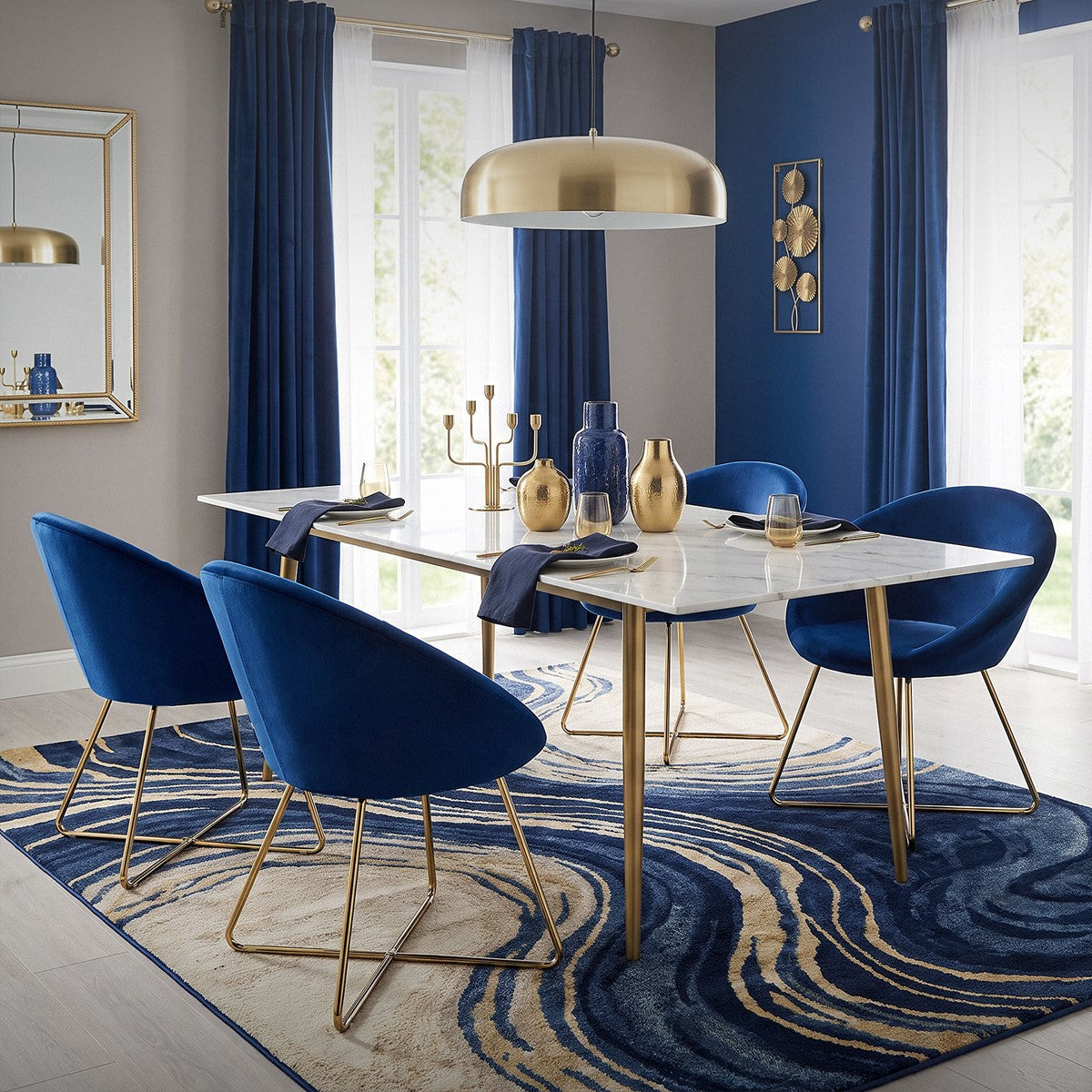 Ein eleganter Essbereich mit blauen Stühlen und goldenen Akzenten.