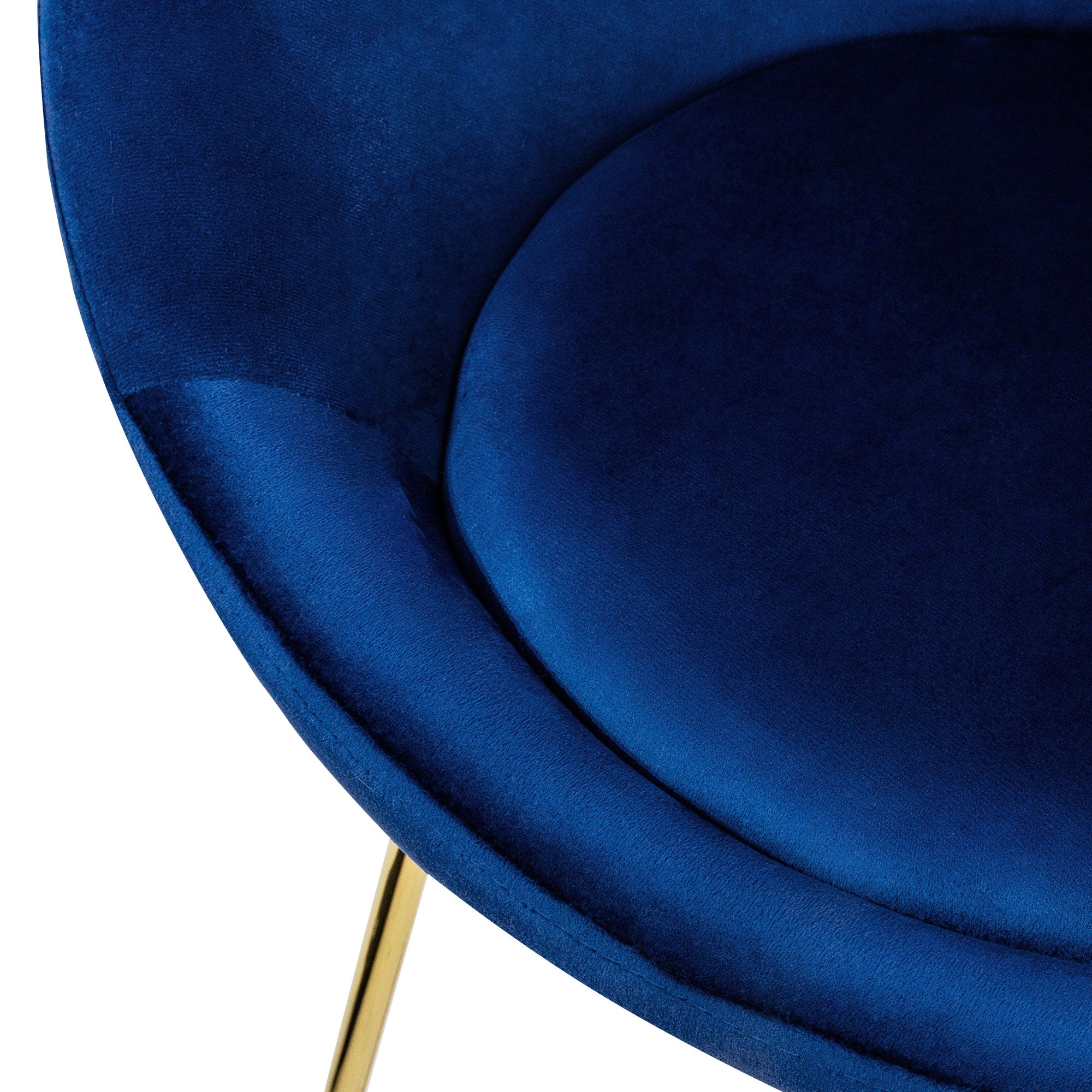 Nahaufnahme eines blauen, runden Stuhls mit goldenen Beinen.